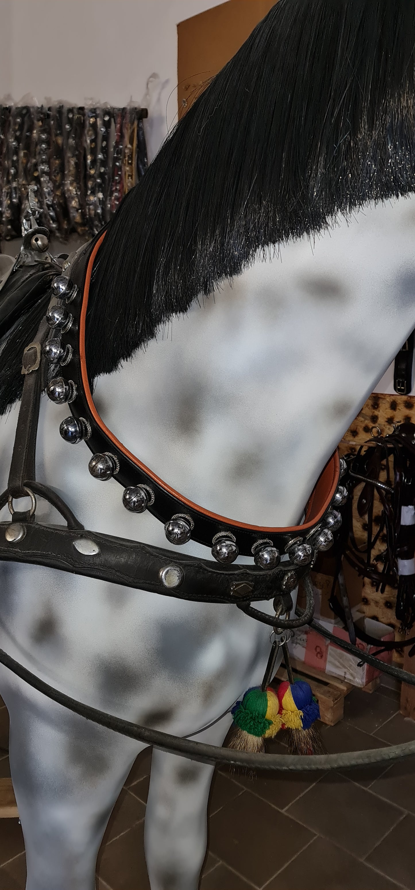COLLANA CON SONAGLI CONPLETI DI ROSONE PARTICOLARI