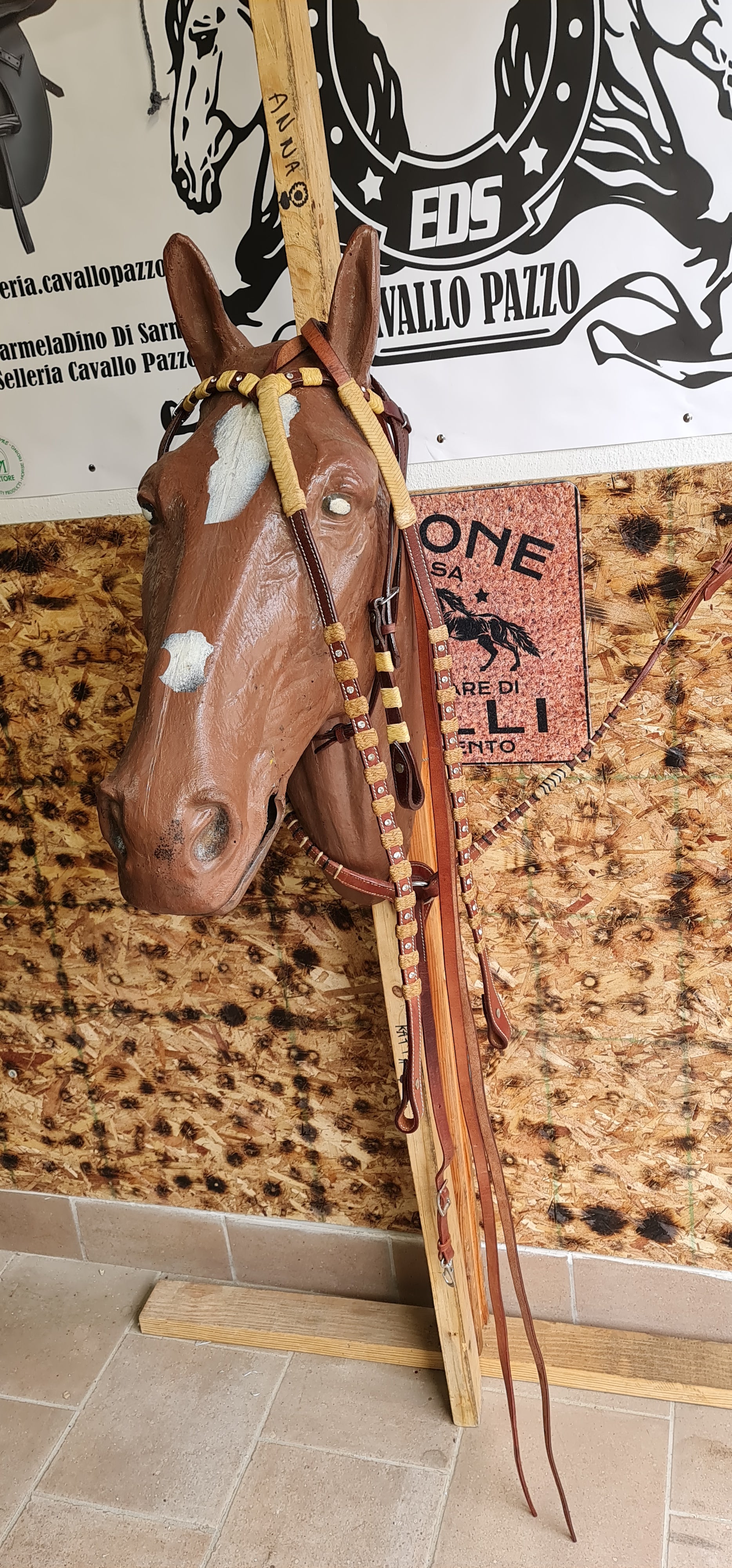 Set di finimenti per cavallo western in pelle, pettorale e redini - Italia Set di finimenti per cavallo western in pelle, pettorale e redini - Italia