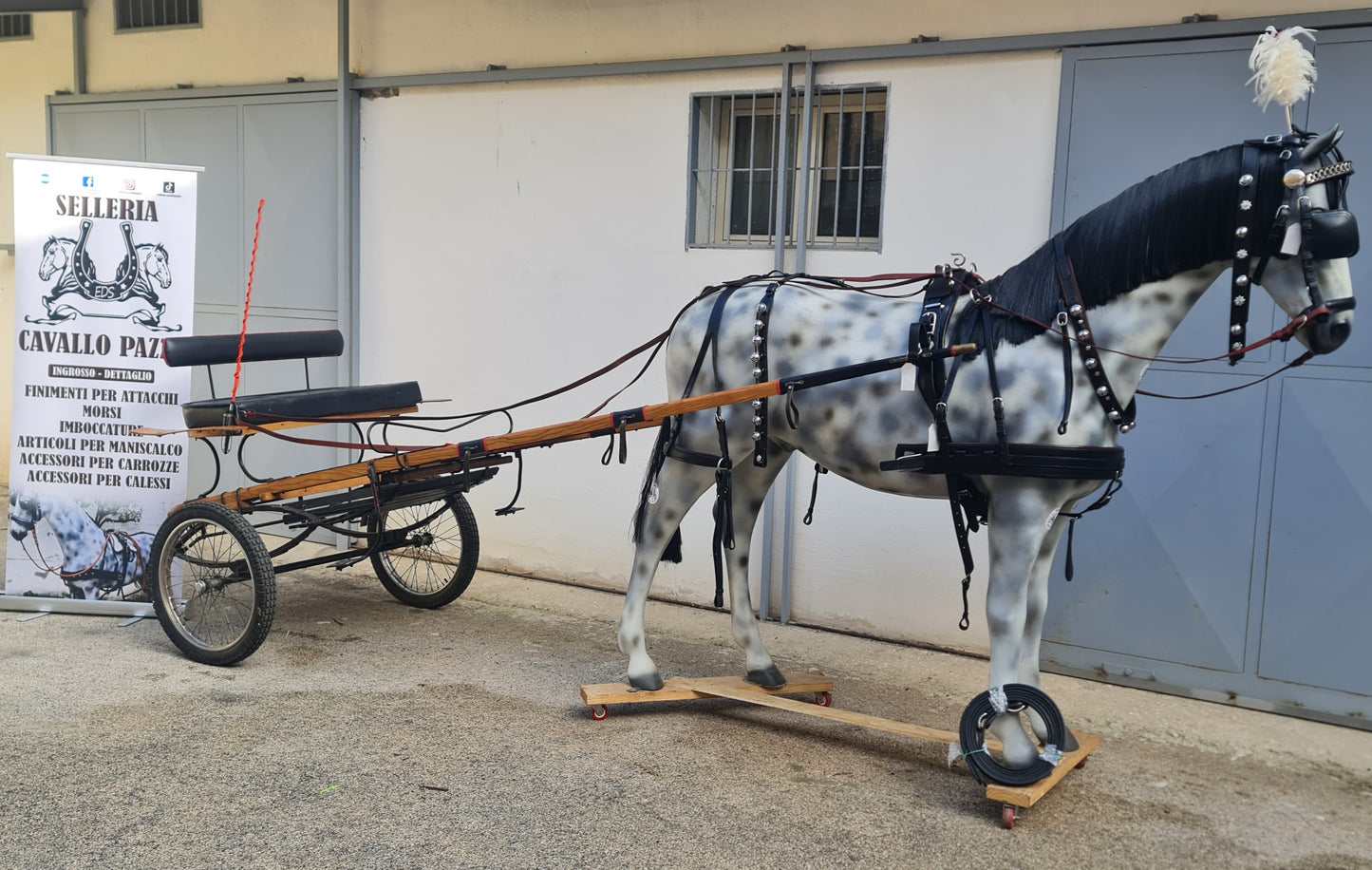 CALESSE IN LEGNO CON IMBOTTITURA E LAVORAZIONE CUOIO NERO CON BORDI ROSSI