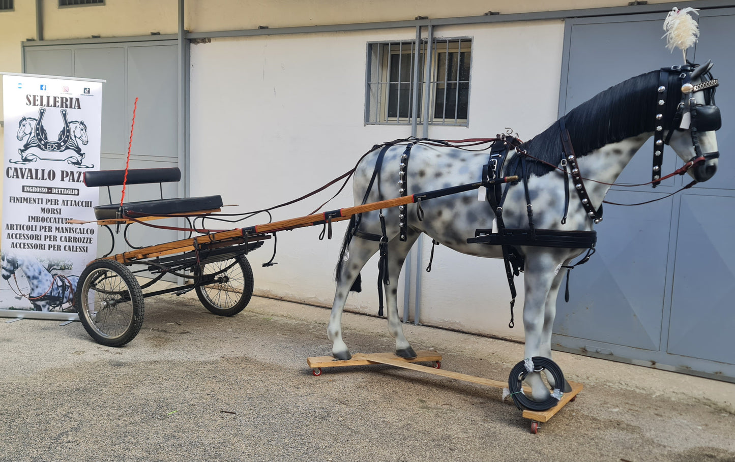 CALESSE IN LEGNO CON IMBOTTITURA E LAVORAZIONE CUOIO NERO CON BORDI ROSSI