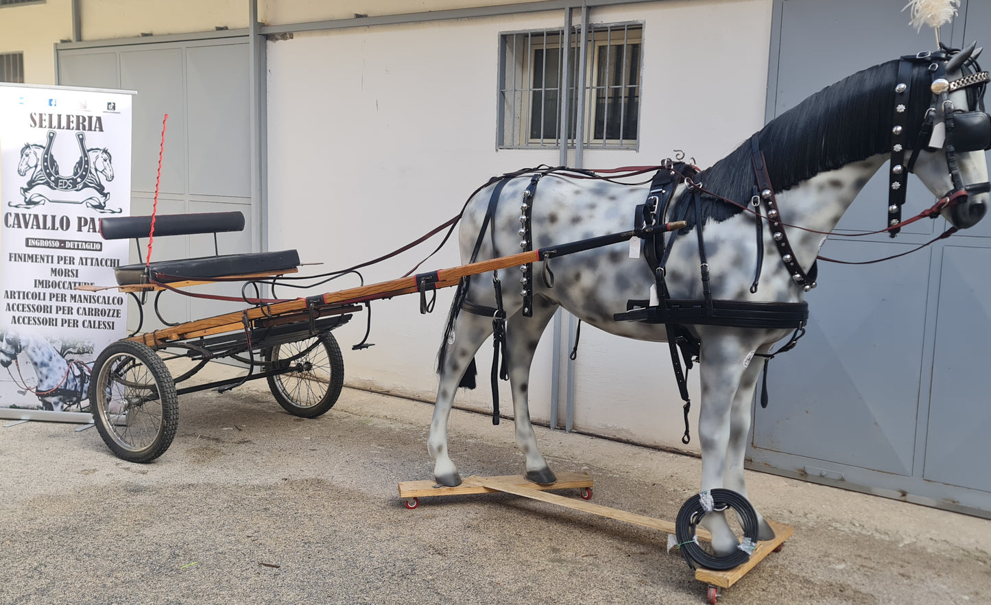 CALESSE IN LEGNO CON IMBOTTITURA E LAVORAZIONE CUOIO NERO CON BORDI ROSSI