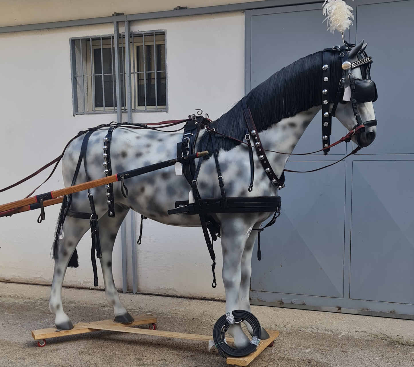 CALESSE IN LEGNO CON IMBOTTITURA E LAVORAZIONE CUOIO NERO CON BORDI ROSSI