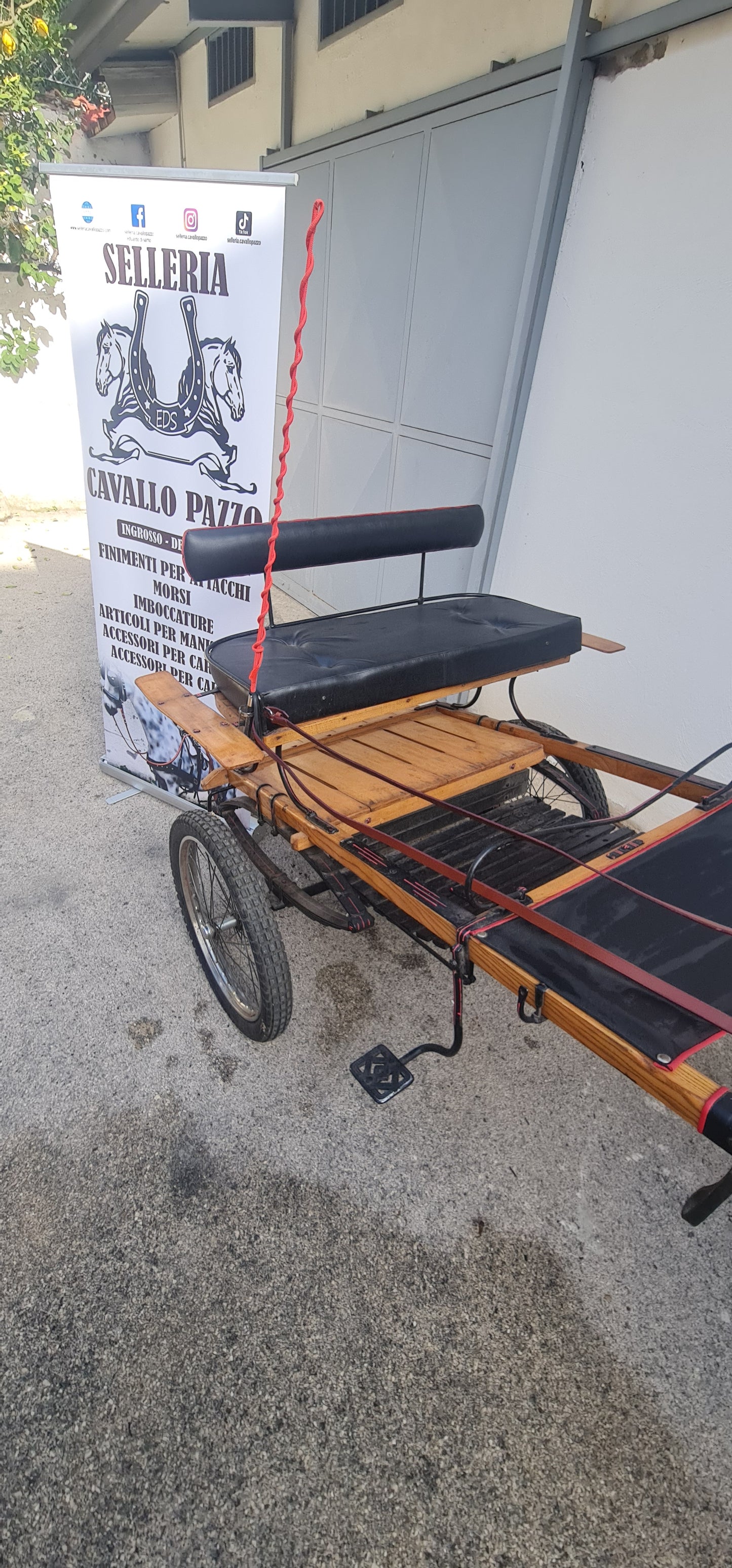 CALESSE IN LEGNO CON IMBOTTITURA E LAVORAZIONE CUOIO NERO CON BORDI ROSSI