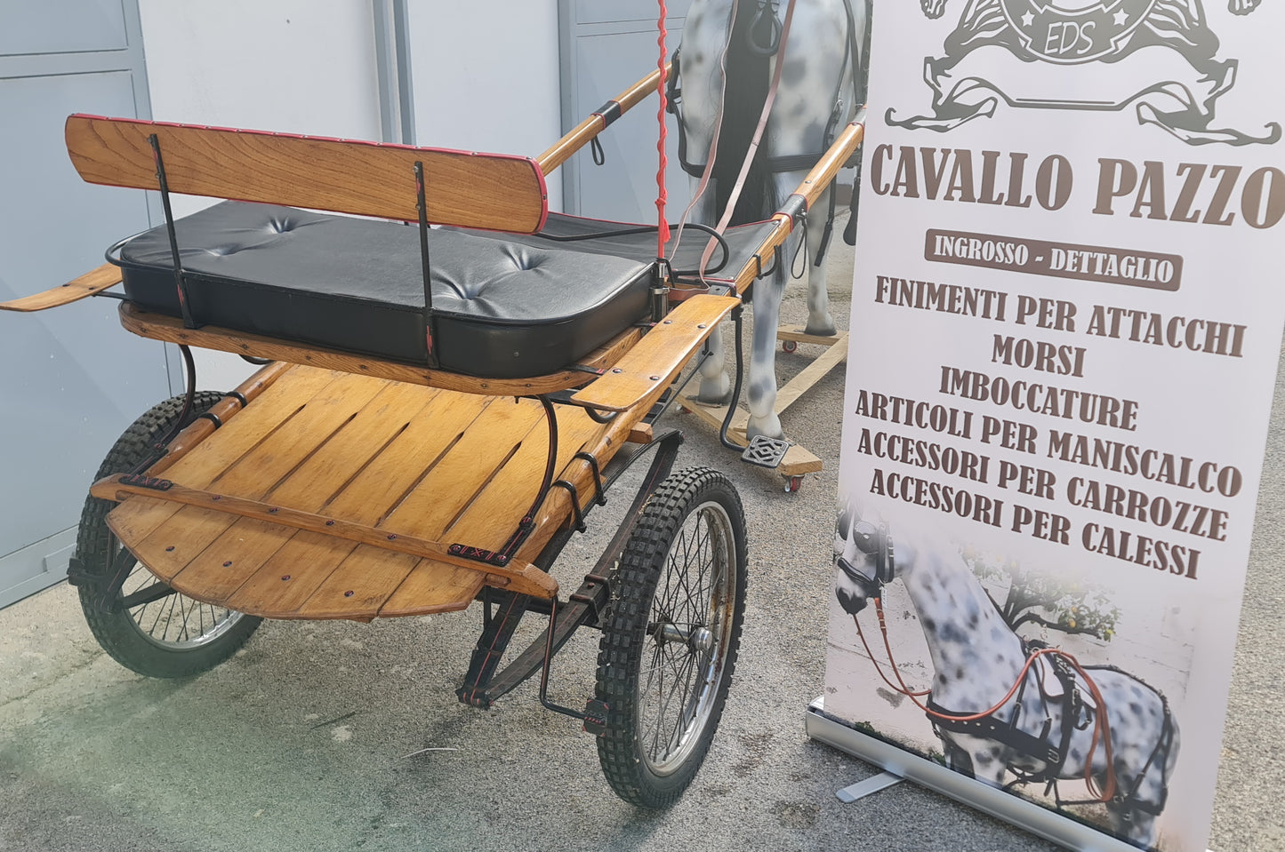 CALESSE IN LEGNO CON IMBOTTITURA E LAVORAZIONE CUOIO NERO CON BORDI ROSSI