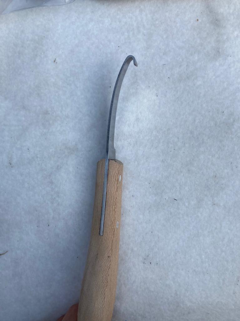 COLTELLO PER ZOCCOLI
CON IMPUGNATURA IN LEGNO
LAMA DIRITTA
DOPPIO TAGLIO