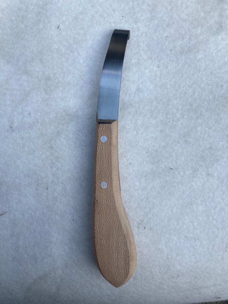COLTELLO PER ZOCCOLI
CON IMPUGNATURA IN LEGNO
LAMA DIRITTA
DOPPIO TAGLIO