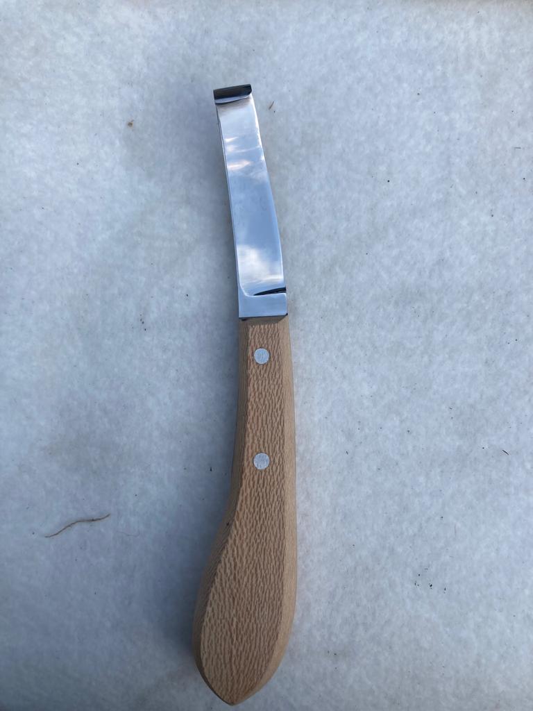 COLTELLO PER ZOCCOLI
CON IMPUGNATURA IN LEGNO
LAMA DIRITTA
DOPPIO TAGLIO
