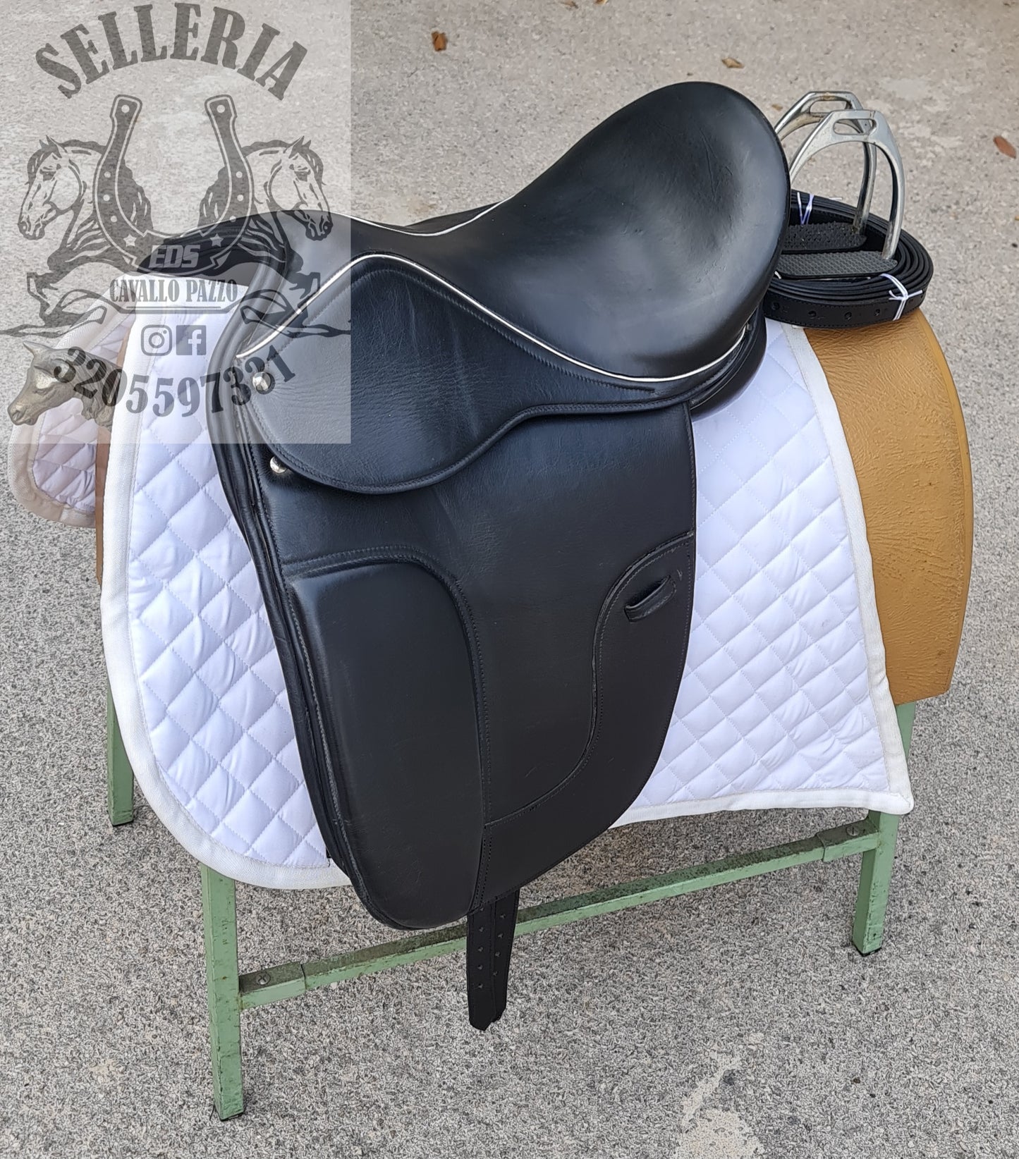 Sella inglese in cuoio nero con
Bordi e cuciture bianchi
Comoda e anatomic
CON SEDUTA PROFONDA
Completa :staffili , staffe e sottopancia
Web : www.selleriacavallopazzo.com
Per maggiori informazioni
320 55 97 331
Effettuo spedizione 🌍