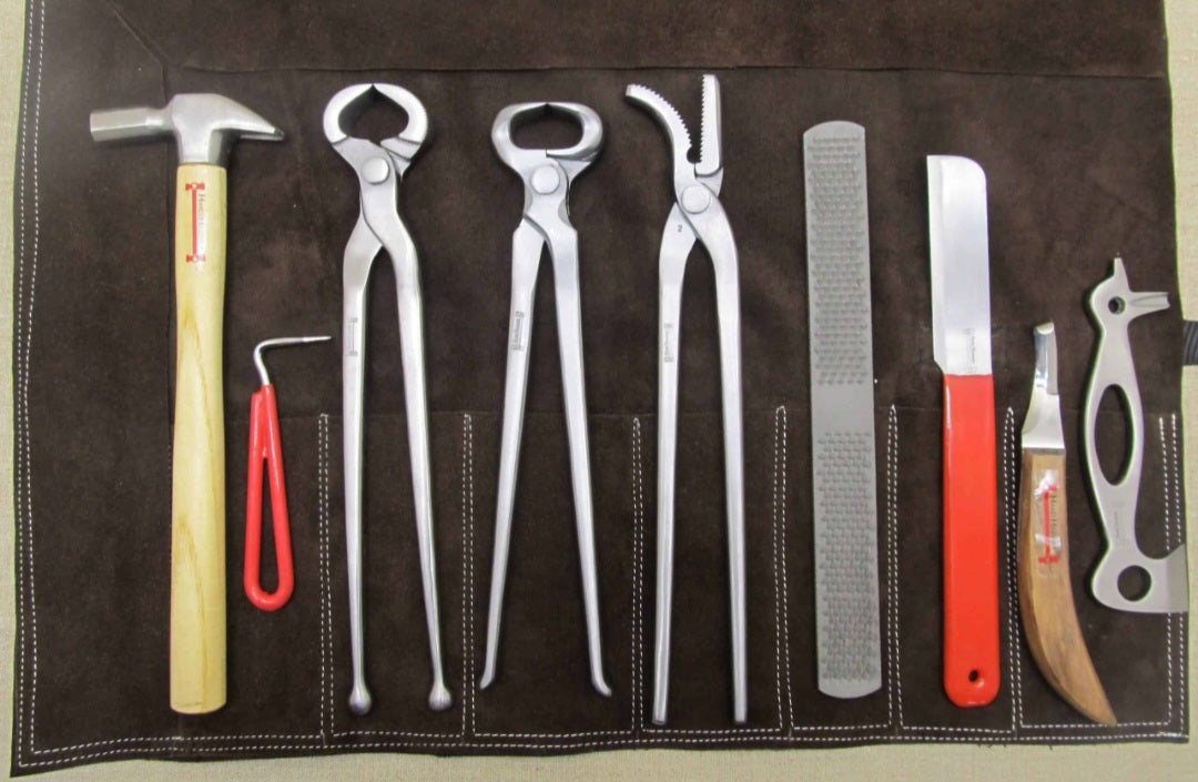 TROUSSE PORTA ATTREZZI DA MASCALCIA
VUOTA -IN PELLE CROSTA
CON TASCHE PORTA ATTREZZI –