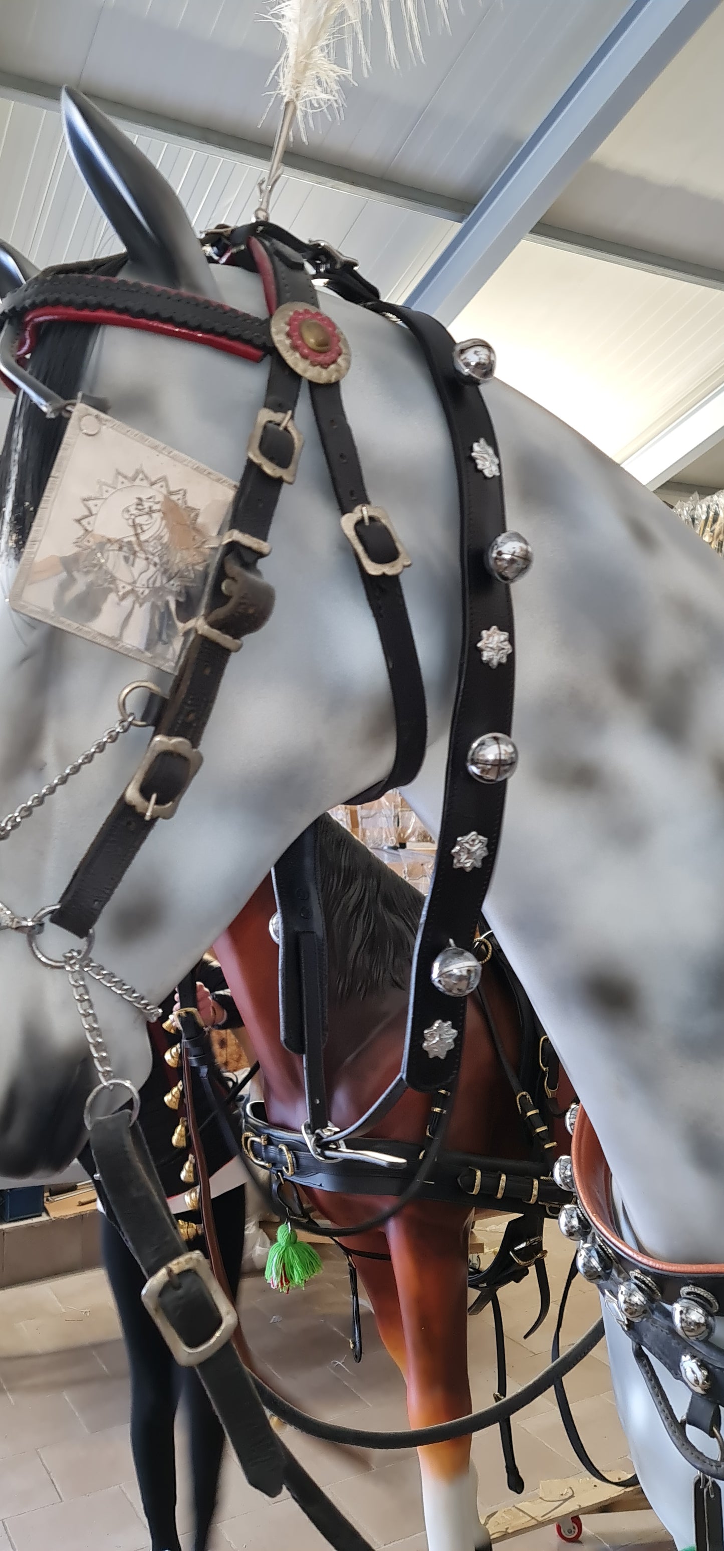 COLLARE CON CAMPANE E ORNAMENTI