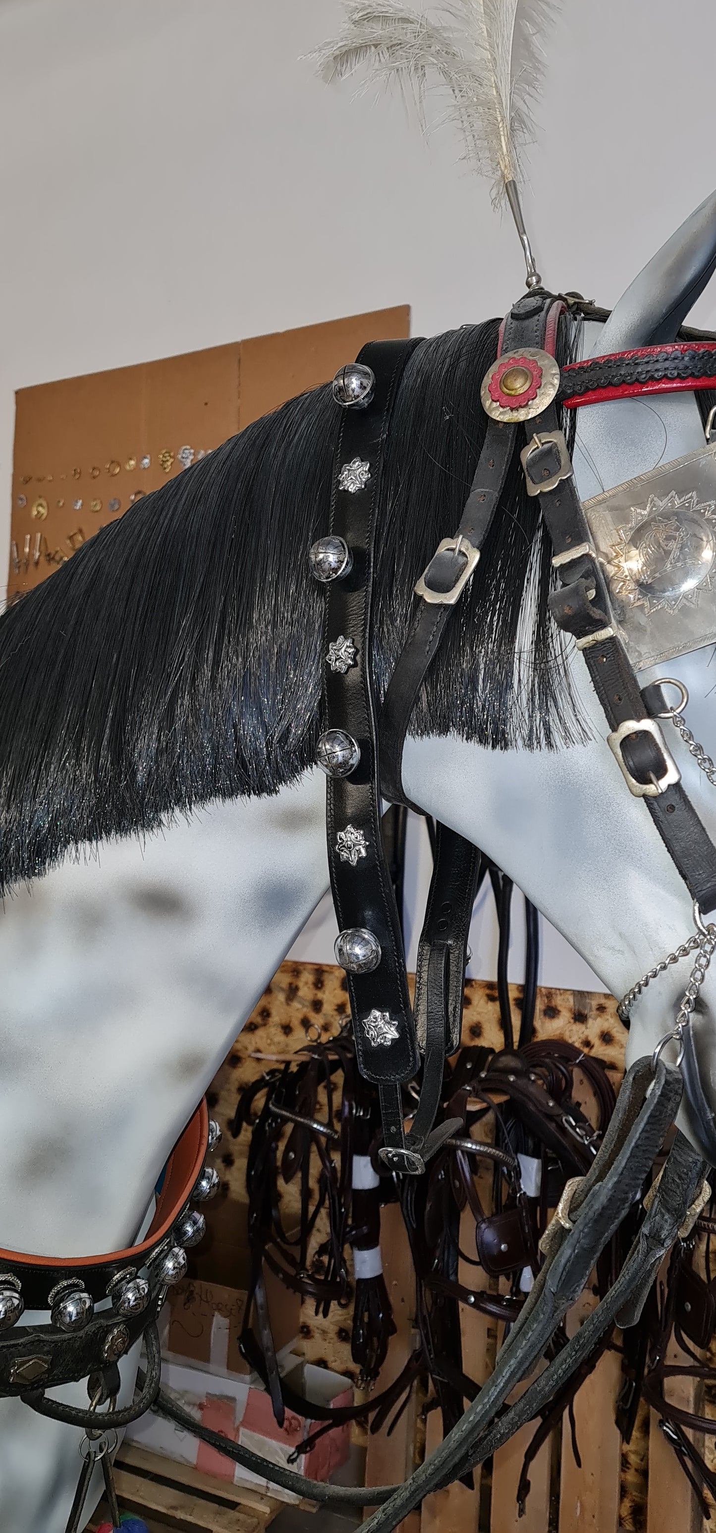 COLLARE CON CAMPANE E ORNAMENTI