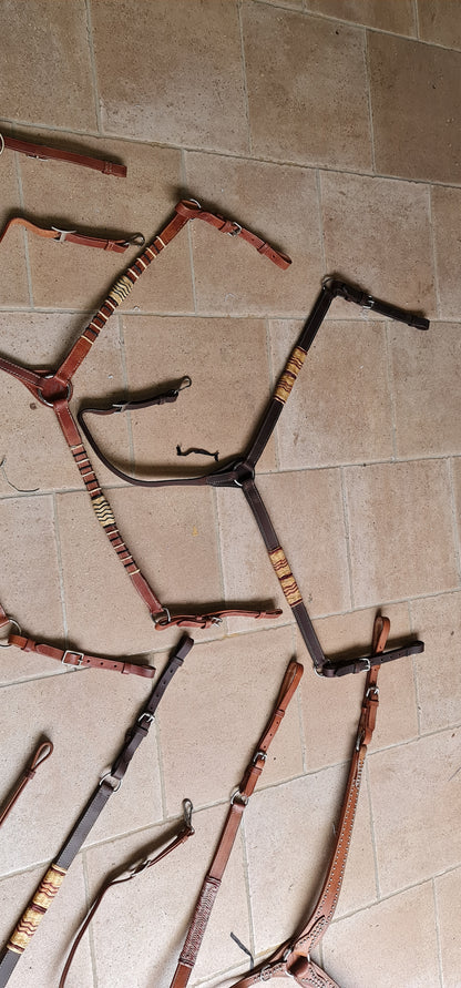 SET , FINIMENTI TESTIERA REDINI PETTORALE WESTERN
