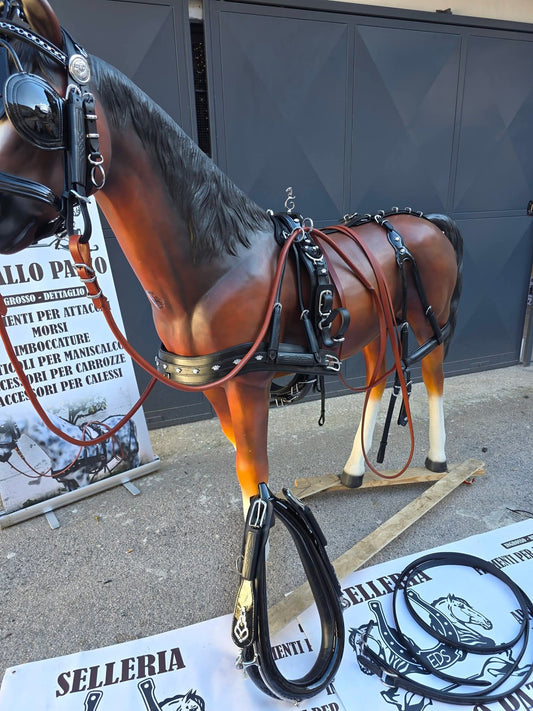FINIMENTO IN CUOIO NERO LUCIDO CON BOX IN CUOIO INCISO