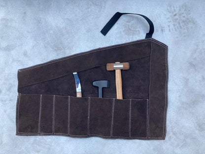 TROUSSE PORTA ATTREZZI DA MASCALCIA
VUOTA -IN PELLE CROSTA
CON  TASCHE PORTA ATTREZZI –
