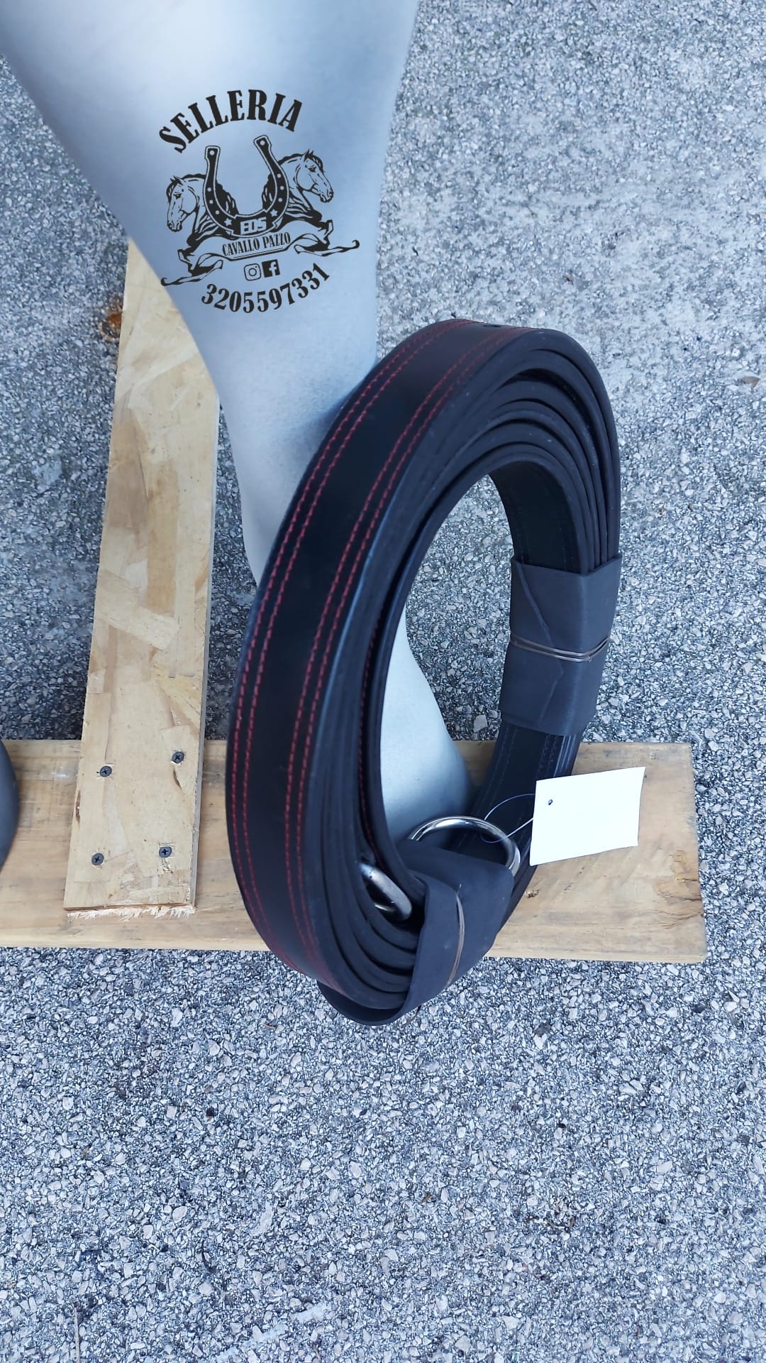 FINIMENTO IN CUOIO NERO CON CUCITURE ROSSE