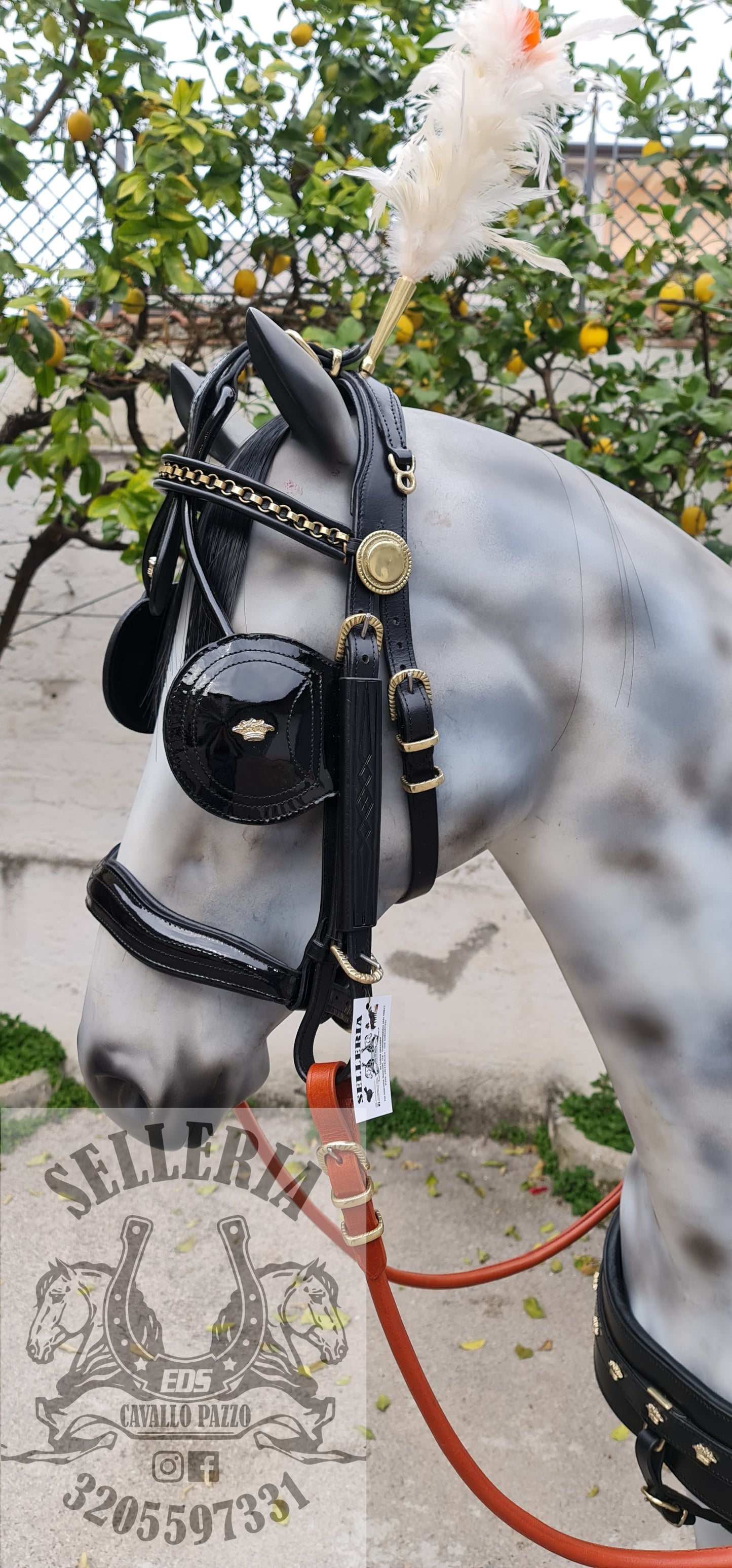 FINIMENTO IN CUOIO NERO LUCIDO CON BOX CUOIO INCISO E ACCESSORI OTTONE RITAGLIATI