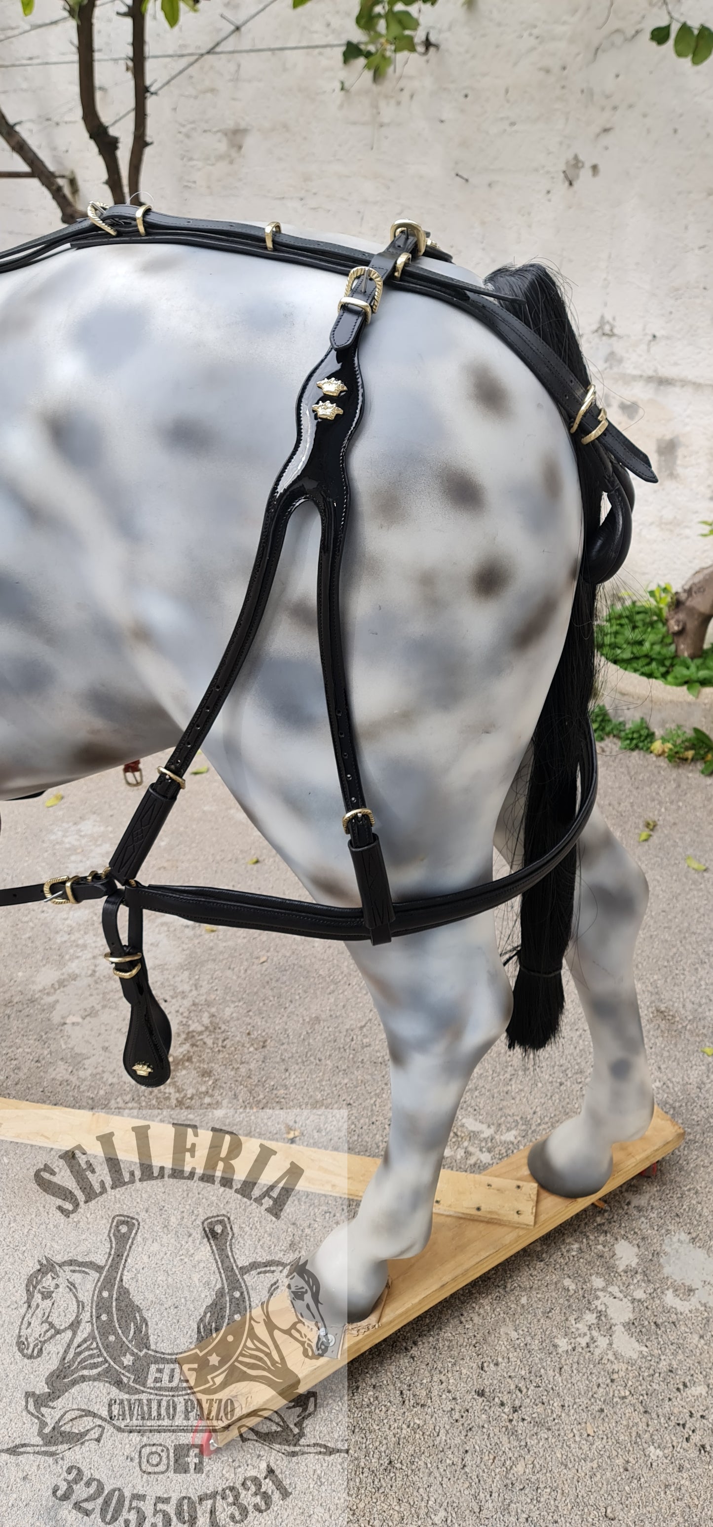 FINIMENTO IN CUOIO NERO LUCIDO CON BOX CUOIO INCISO E ACCESSORI OTTONE RITAGLIATI