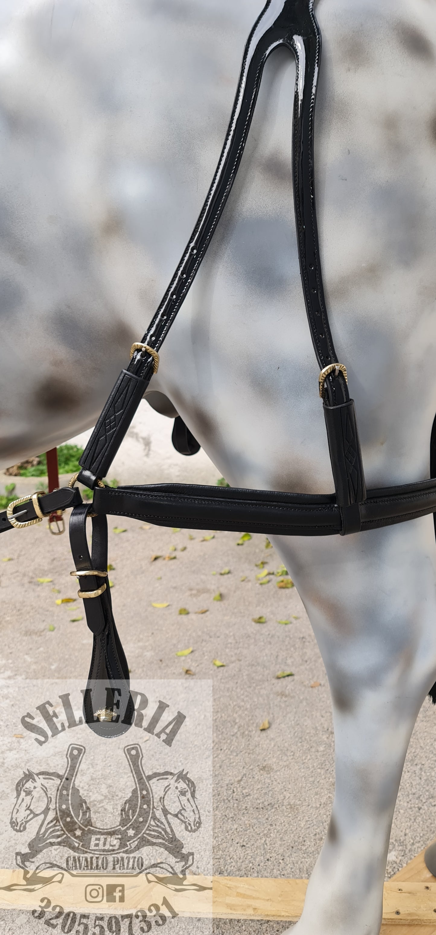 FINIMENTO IN CUOIO NERO LUCIDO CON BOX CUOIO INCISO E ACCESSORI OTTONE RITAGLIATI