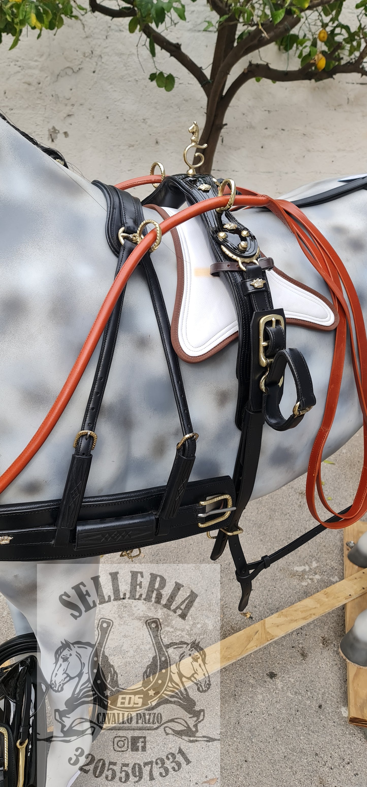 FINIMENTO IN CUOIO NERO LUCIDO CON BOX CUOIO INCISO E ACCESSORI OTTONE RITAGLIATI
