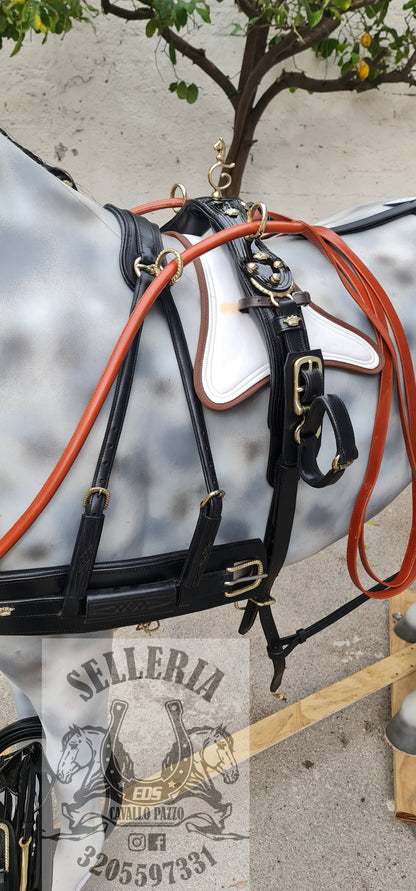 FINIMENTO IN CUOIO NERO LUCIDO CON BOX CUOIO INCISO E ACCESSORI OTTONE RITAGLIATI