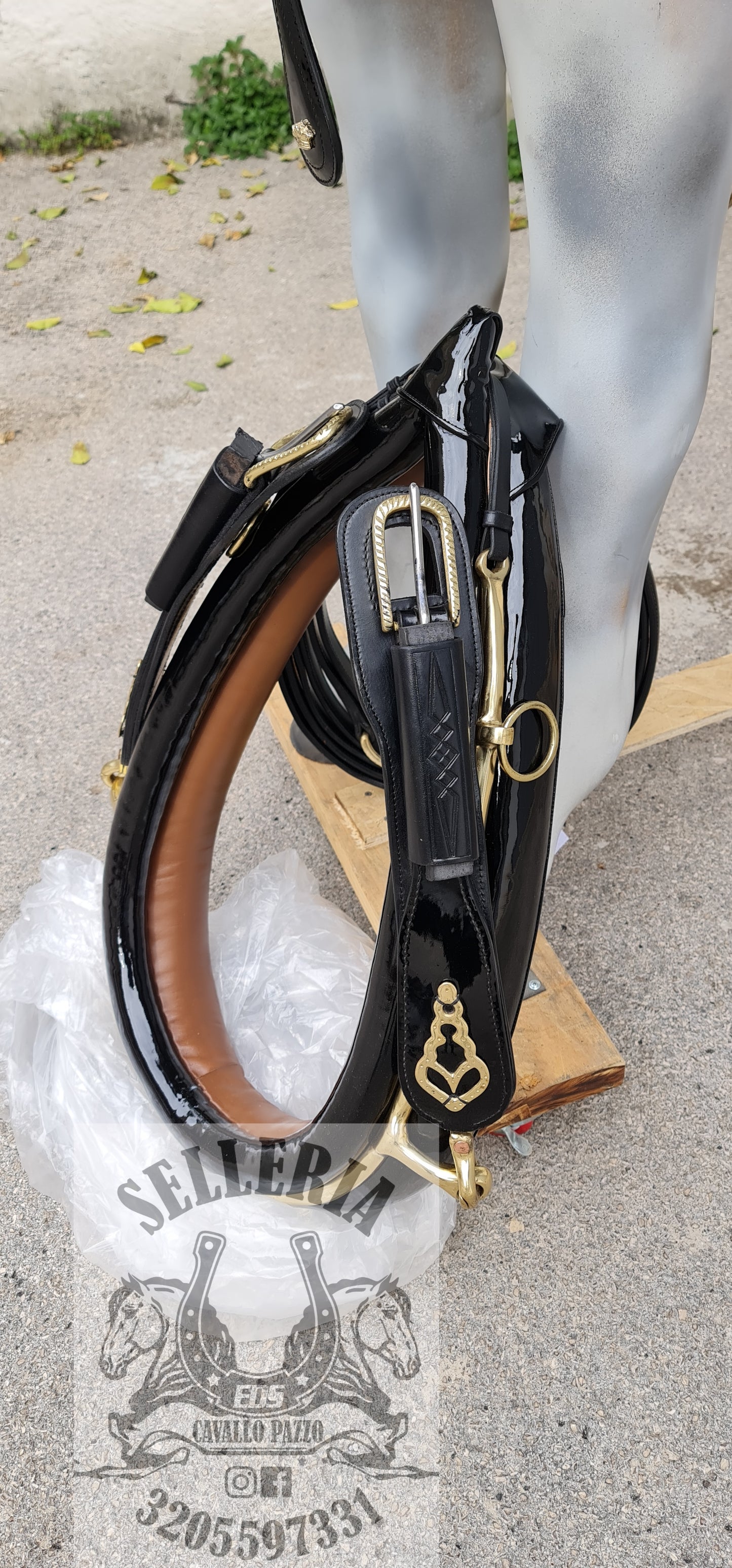 FINIMENTO IN CUOIO NERO LUCIDO CON BOX CUOIO INCISO E ACCESSORI OTTONE RITAGLIATI