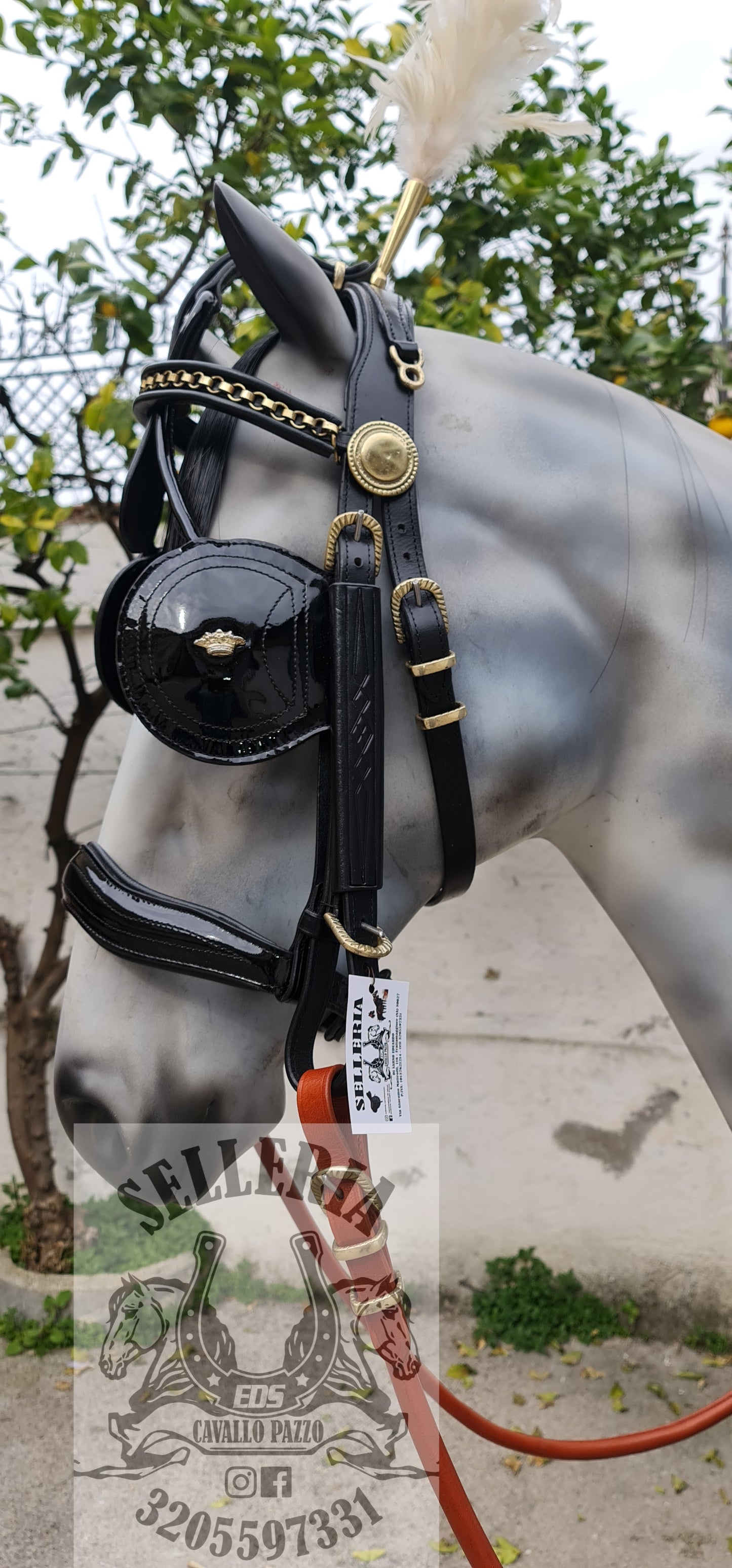 FINIMENTO IN CUOIO NERO LUCIDO CON BOX CUOIO INCISO E ACCESSORI OTTONE RITAGLIATI