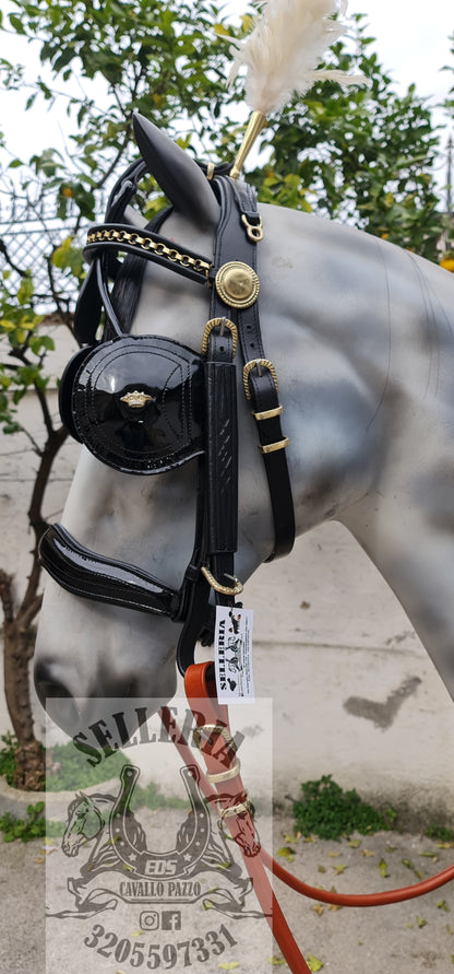 FINIMENTO IN CUOIO NERO LUCIDO CON BOX CUOIO INCISO E ACCESSORI OTTONE RITAGLIATI
