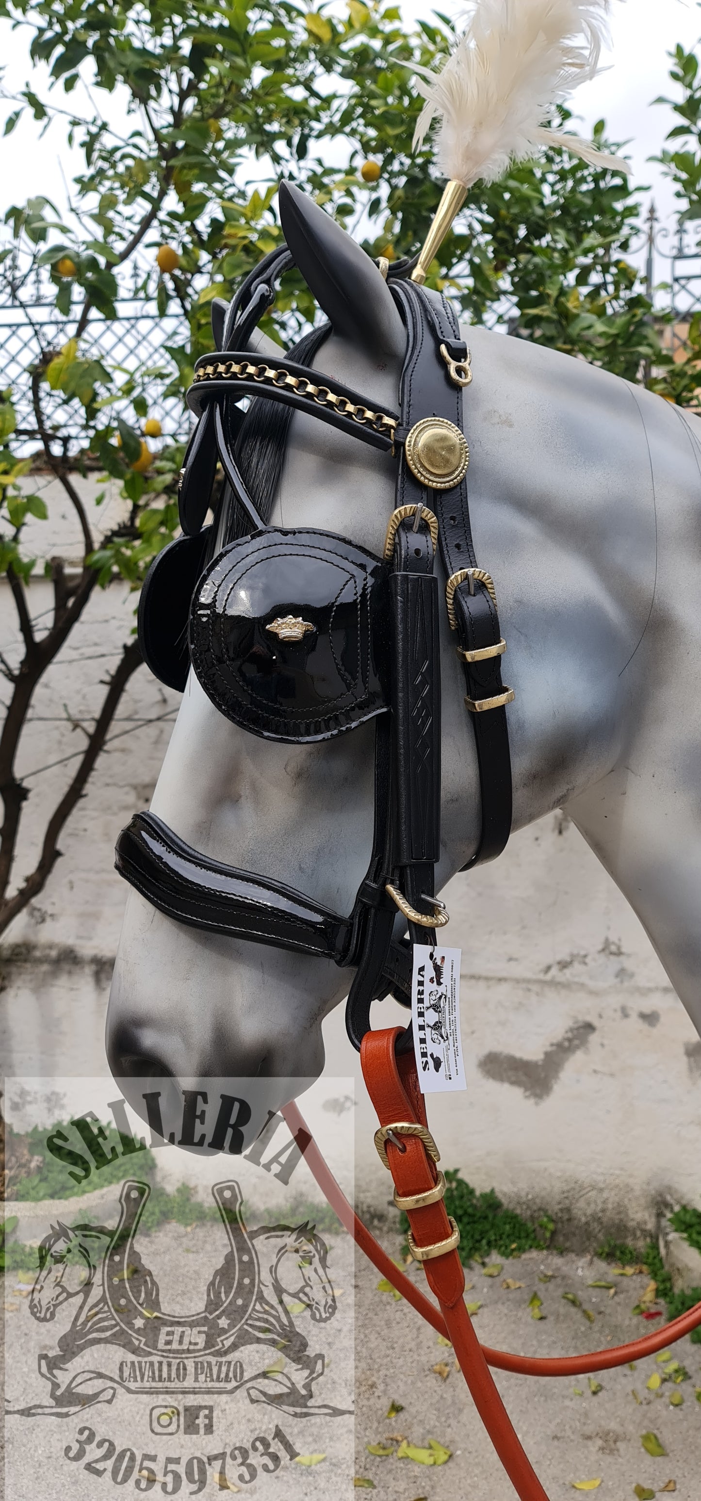 FINIMENTO IN CUOIO NERO LUCIDO CON BOX CUOIO INCISO E ACCESSORI OTTONE RITAGLIATI