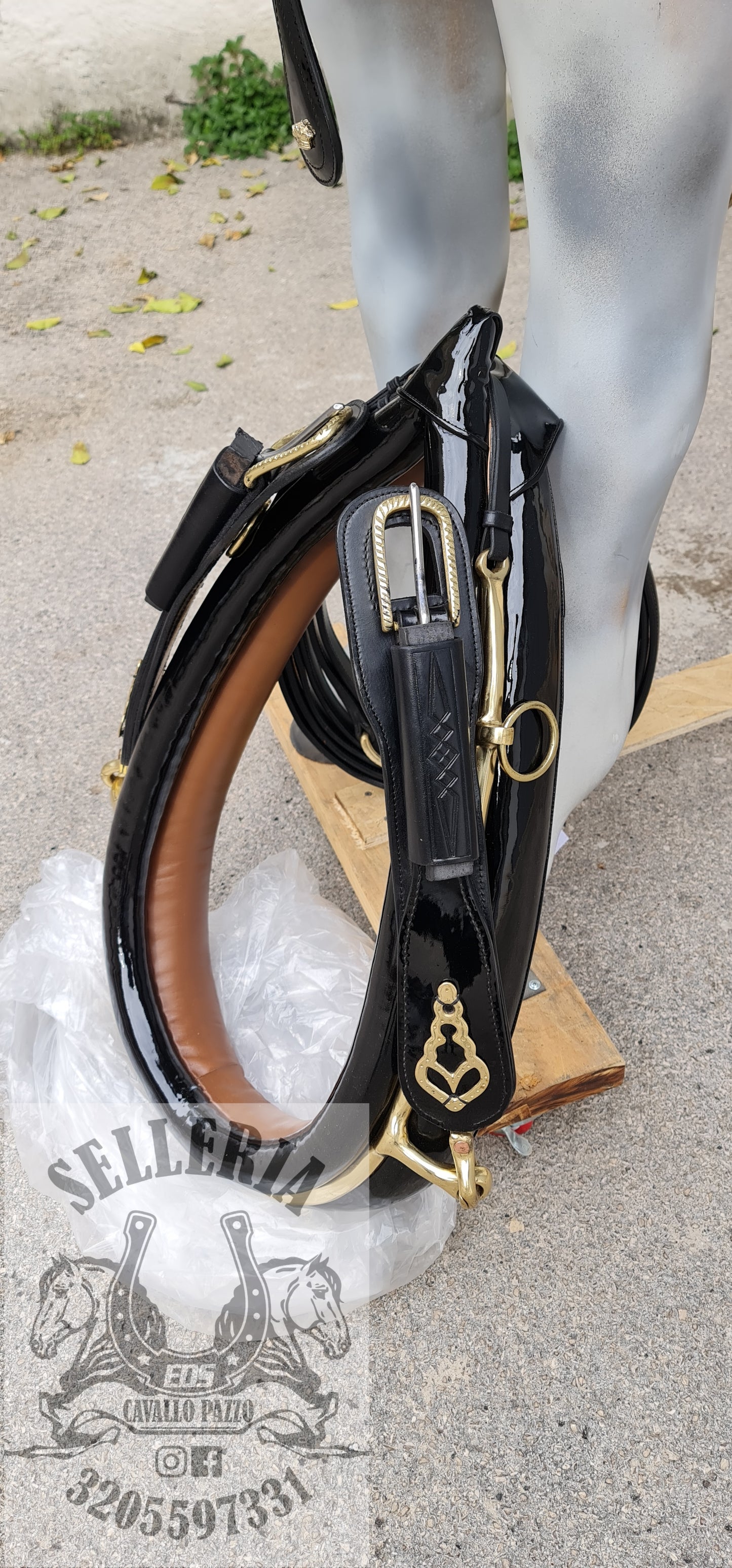 FINIMENTO IN CUOIO NERO LUCIDO CON BOX CUOIO INCISO E ACCESSORI OTTONE RITAGLIATI