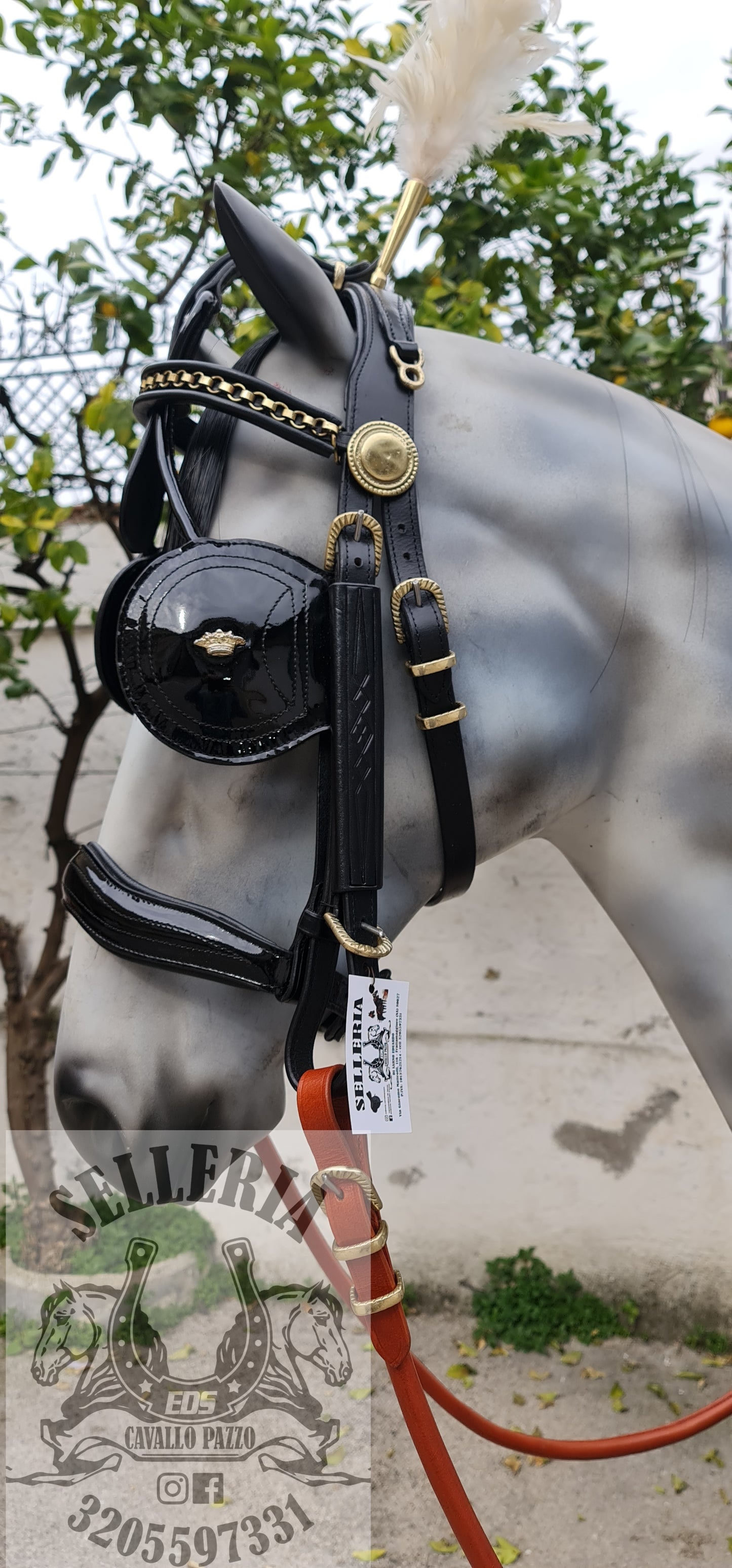 FINIMENTO IN CUOIO NERO LUCIDO CON BOX CUOIO INCISO E ACCESSORI OTTONE RITAGLIATI