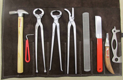 TROUSSE PORTA ATTREZZI DA MASCALCIA
VUOTA -IN PELLE CROSTA
CON  TASCHE PORTA ATTREZZI –