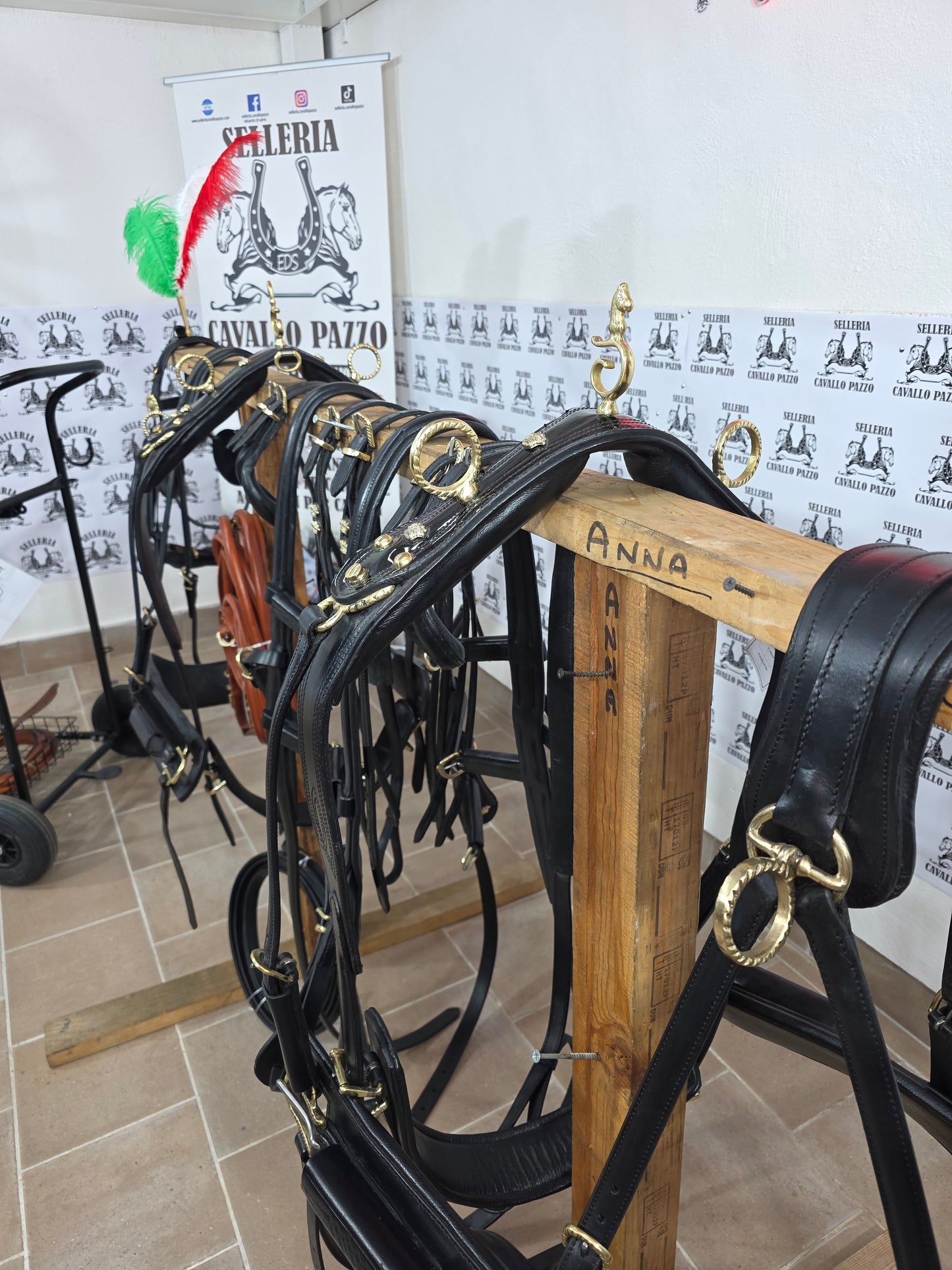 FINIMENTO  IN CUOIO LUCIDO PARTICOLARE E LAVORATO CON PASSANTE UNICO IN CUOIO INCISO / ottone