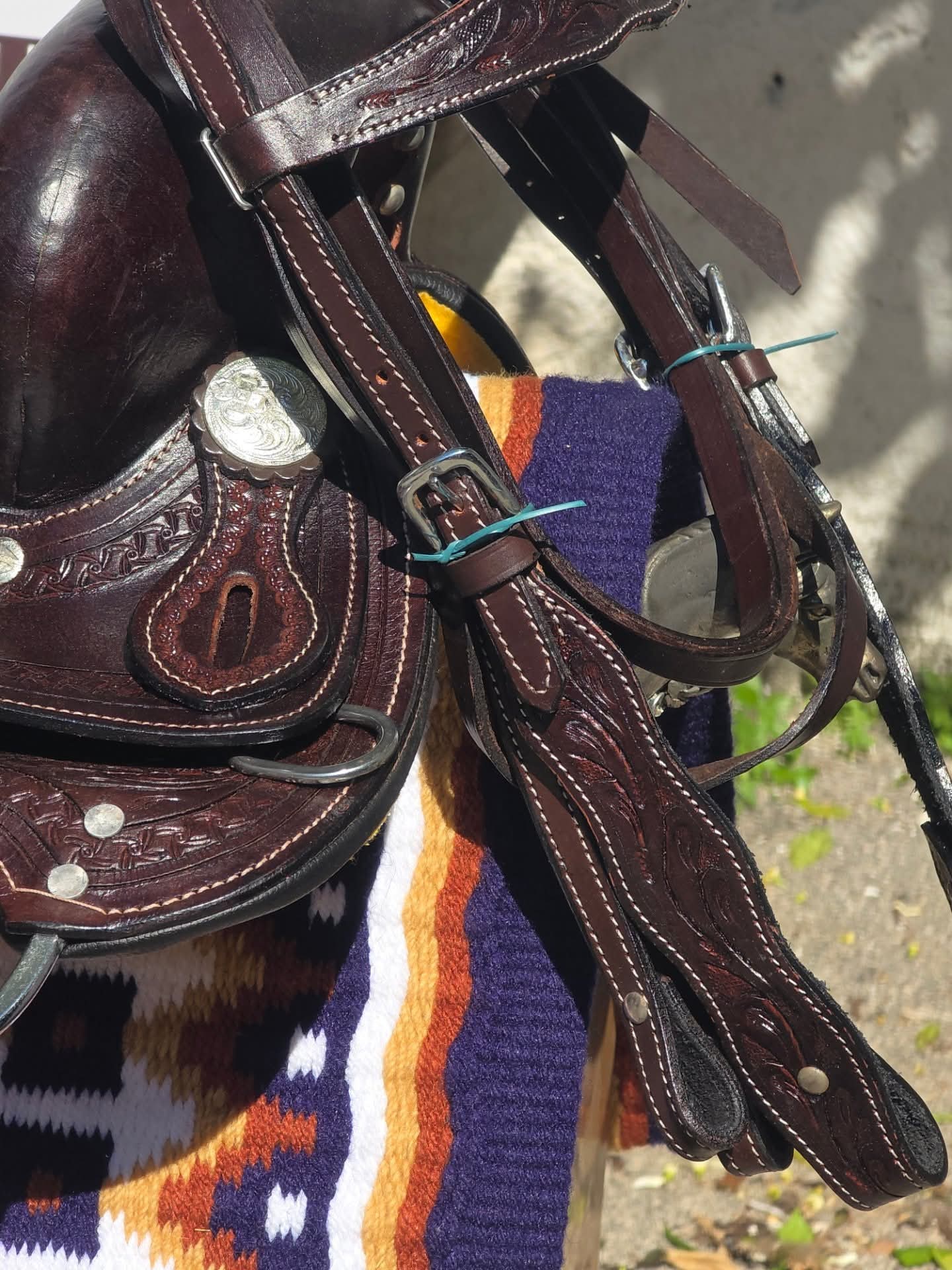 Sella western in cuoio inciso marrone scuro