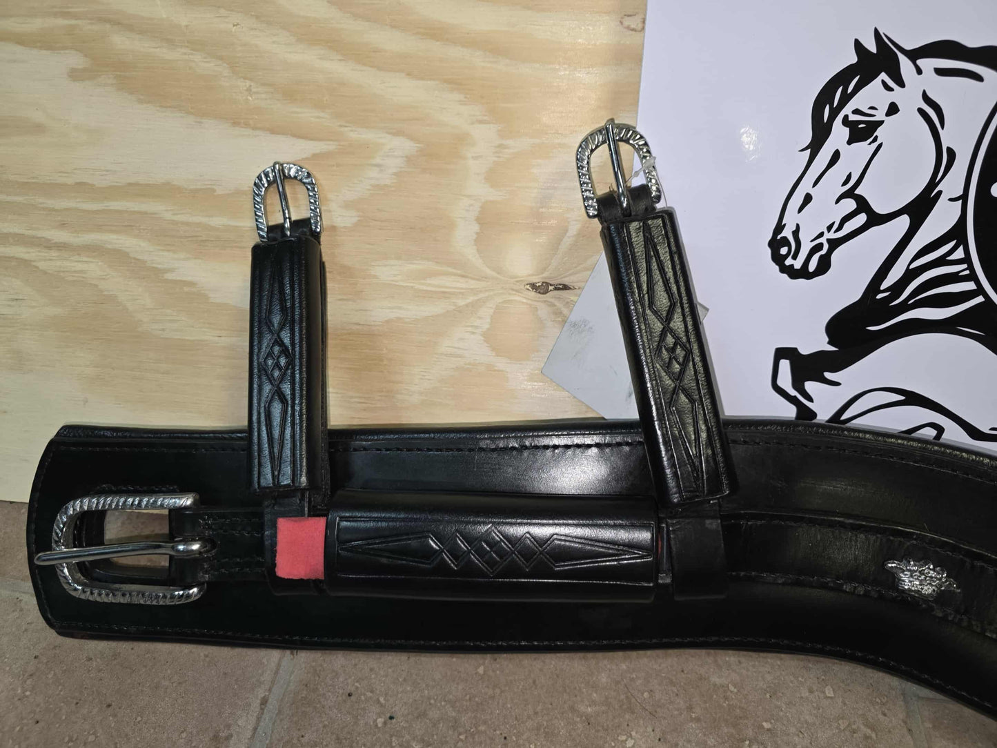 PETTORALE CON BOX  IN CUOIO INCISO
