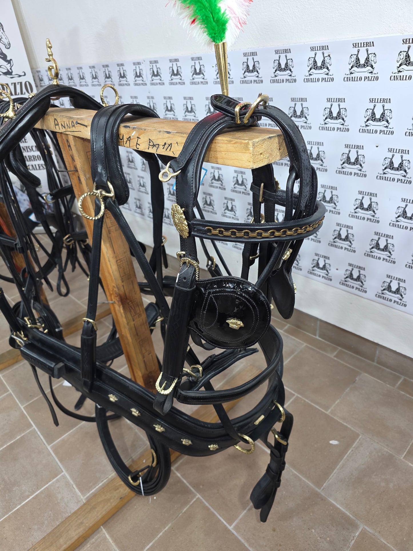 FINIMENTO  IN CUOIO LUCIDO PARTICOLARE E LAVORATO CON PASSANTE UNICO IN CUOIO INCISO / ottone