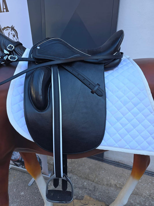 SELLA DRESSAGE IN CUOIO NERO CON BORDI E CICITURE BIANCHI