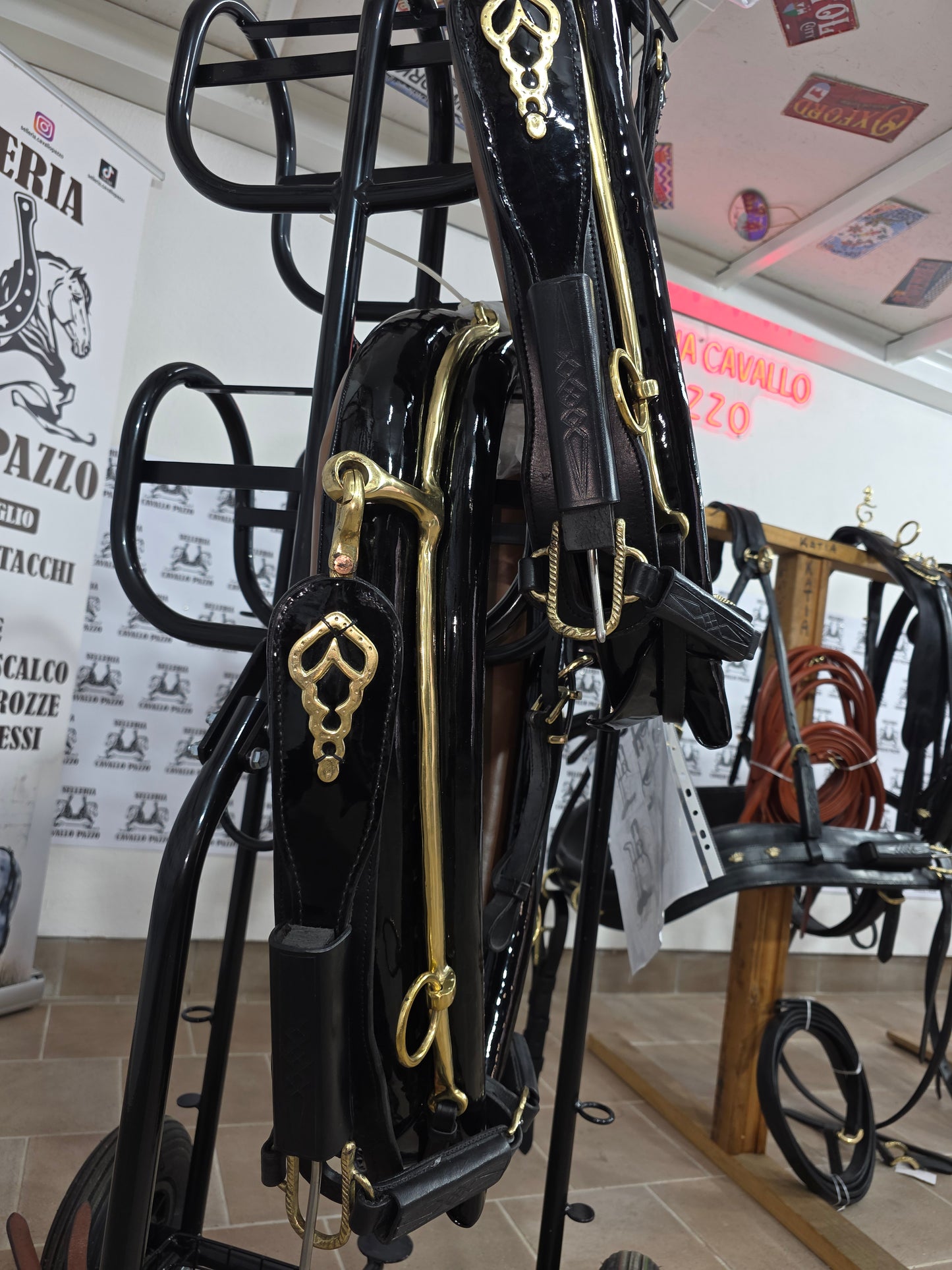 FINIMENTO  IN CUOIO LUCIDO PARTICOLARE E LAVORATO CON PASSANTE UNICO IN CUOIO INCISO / ottone