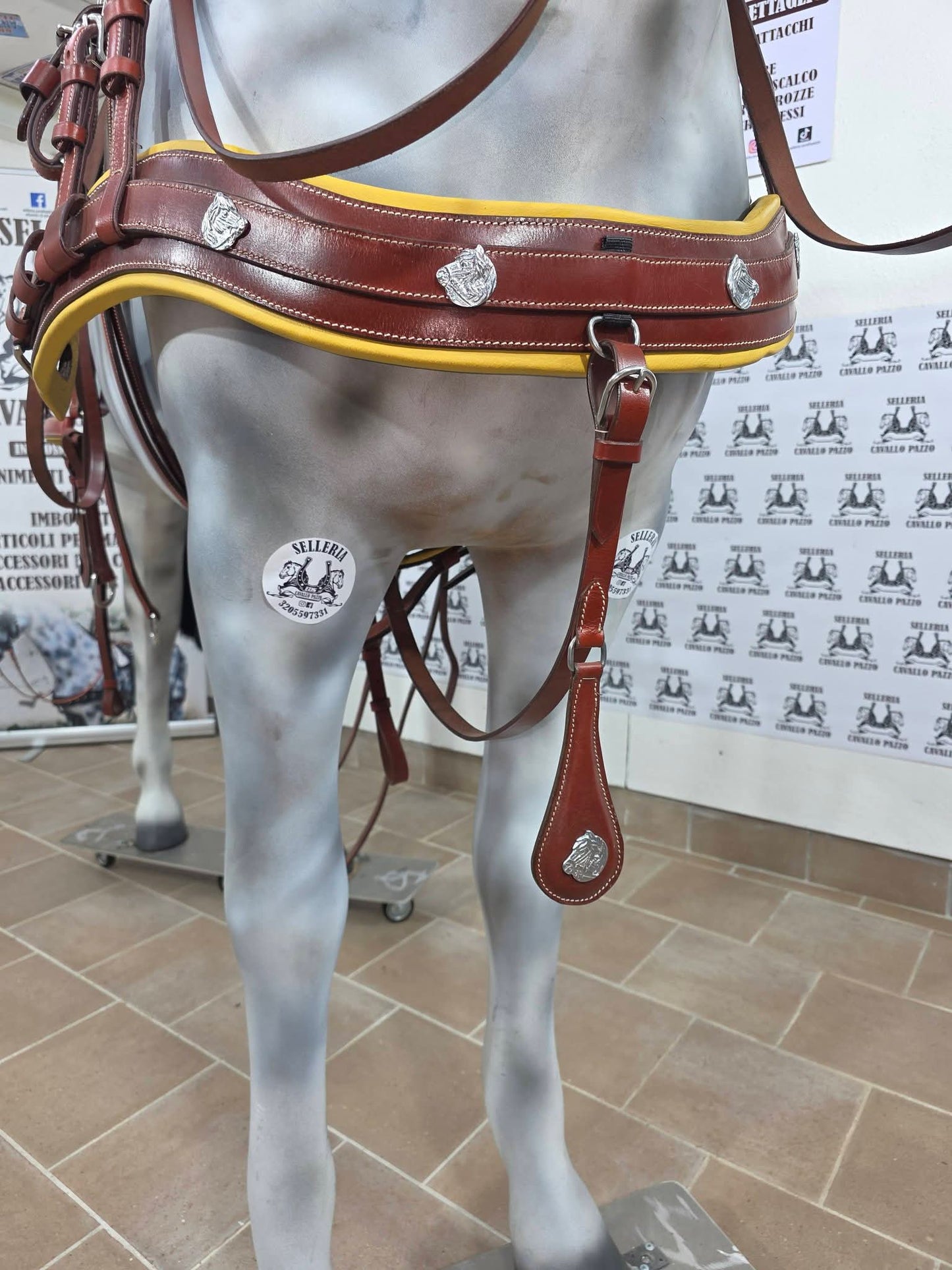 FINIMENTO COMPLETO SINGOLO IN CUOIO COGNAC.PARTICOLARE