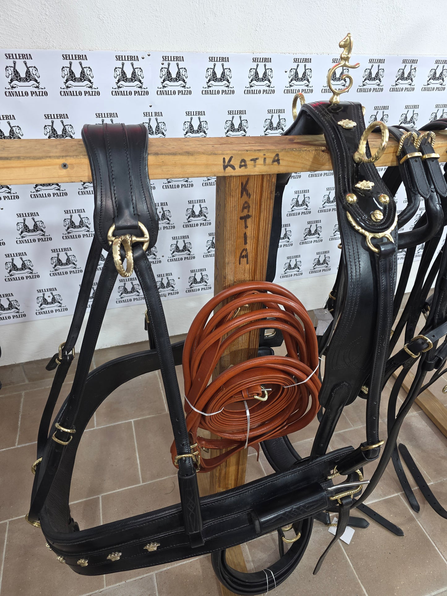 FINIMENTO  IN CUOIO LUCIDO PARTICOLARE E LAVORATO CON PASSANTE UNICO IN CUOIO INCISO / ottone