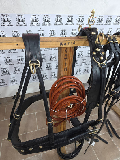 FINIMENTO  IN CUOIO LUCIDO PARTICOLARE E LAVORATO CON PASSANTE UNICO IN CUOIO INCISO / ottone