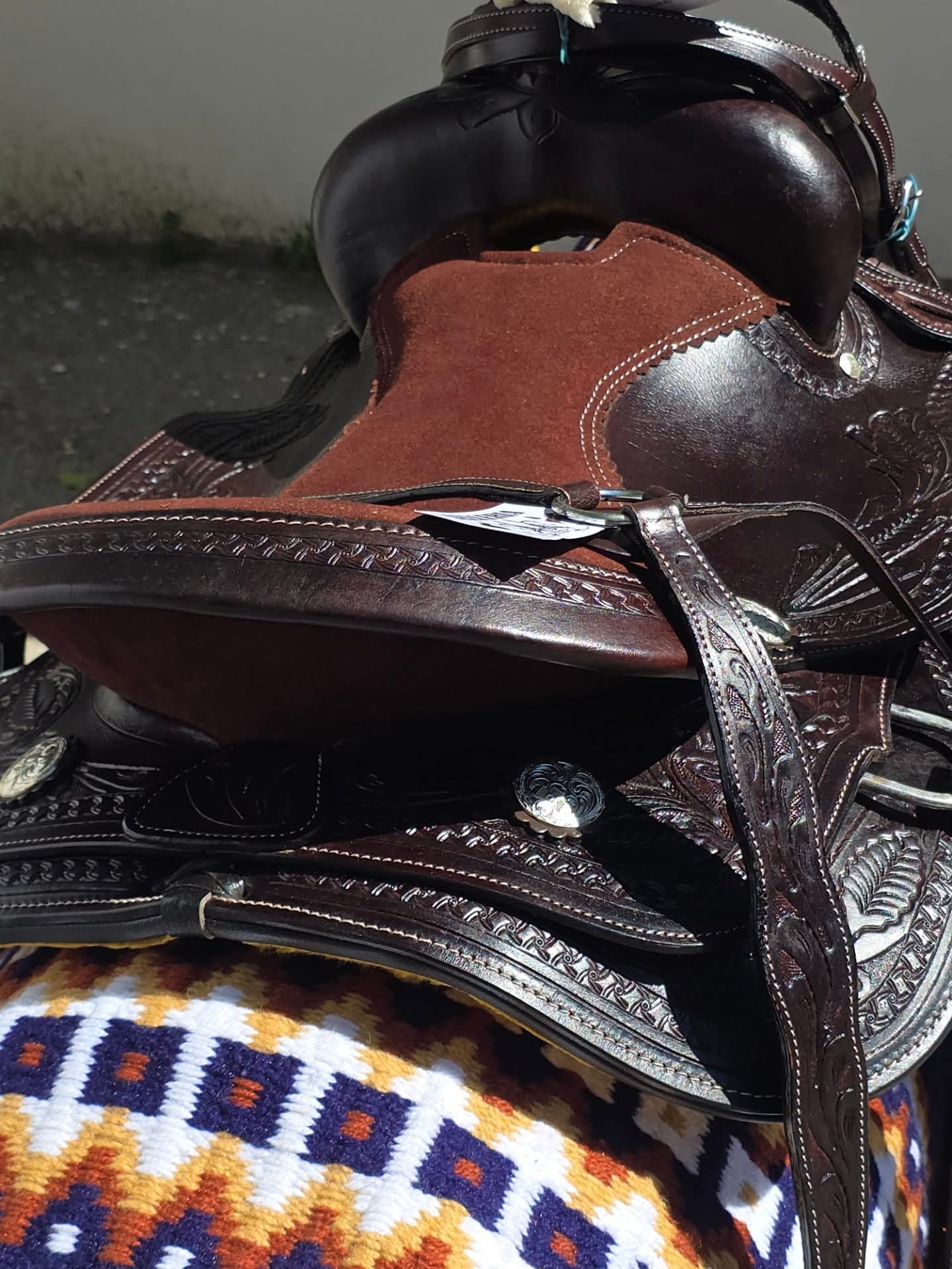 Sella western in cuoio inciso marrone scuro