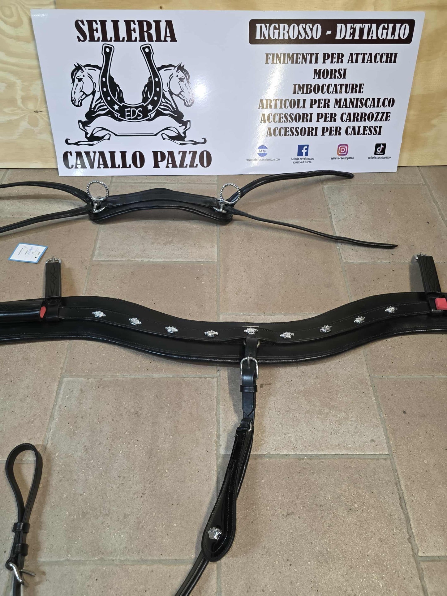 PETTORALE CON BOX  IN CUOIO INCISO