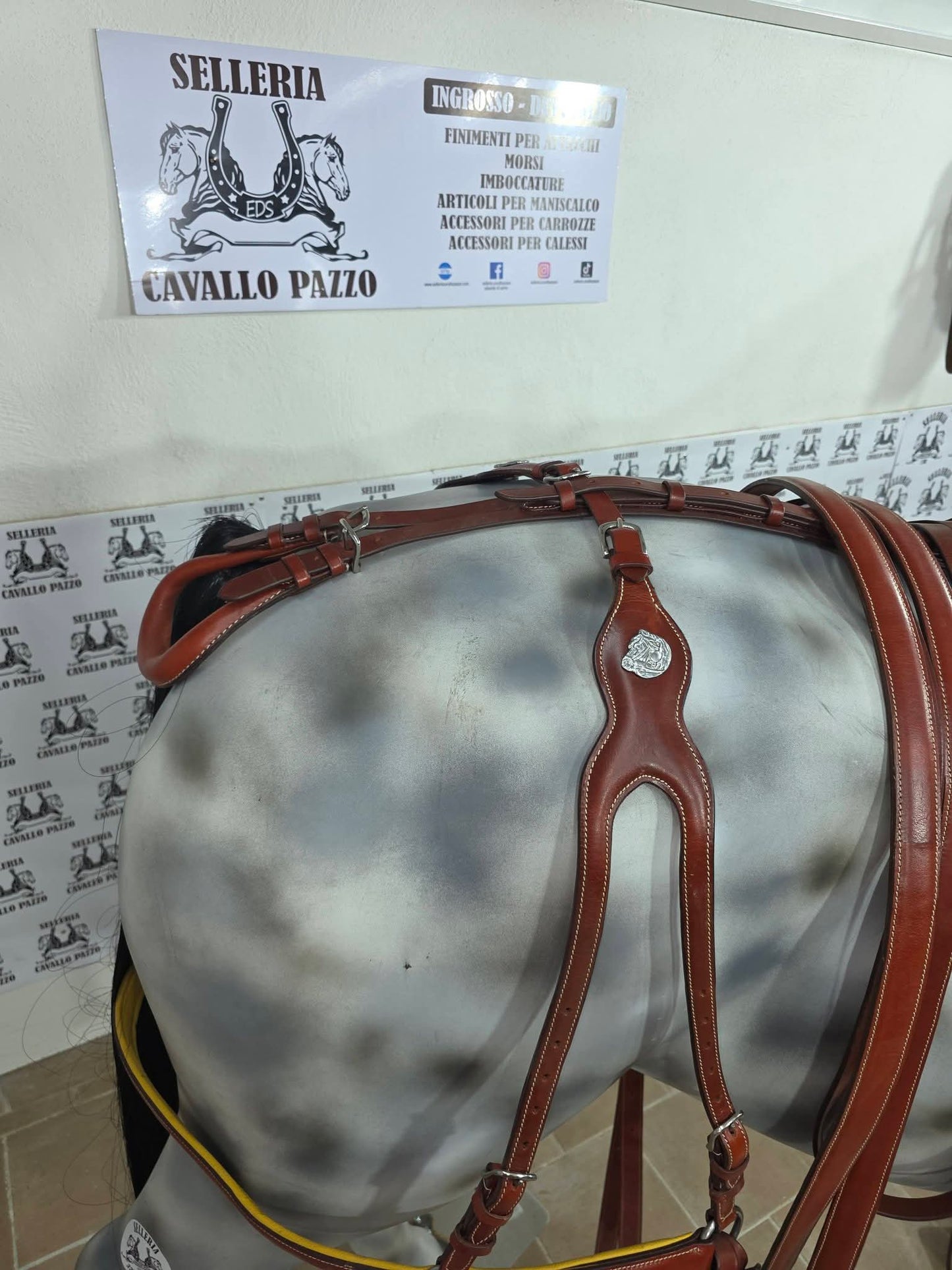 FINIMENTO COMPLETO SINGOLO IN CUOIO COGNAC.PARTICOLARE