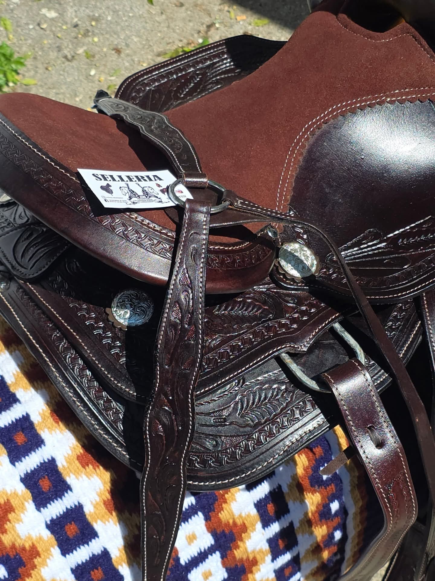 Sella western in cuoio inciso marrone scuro
