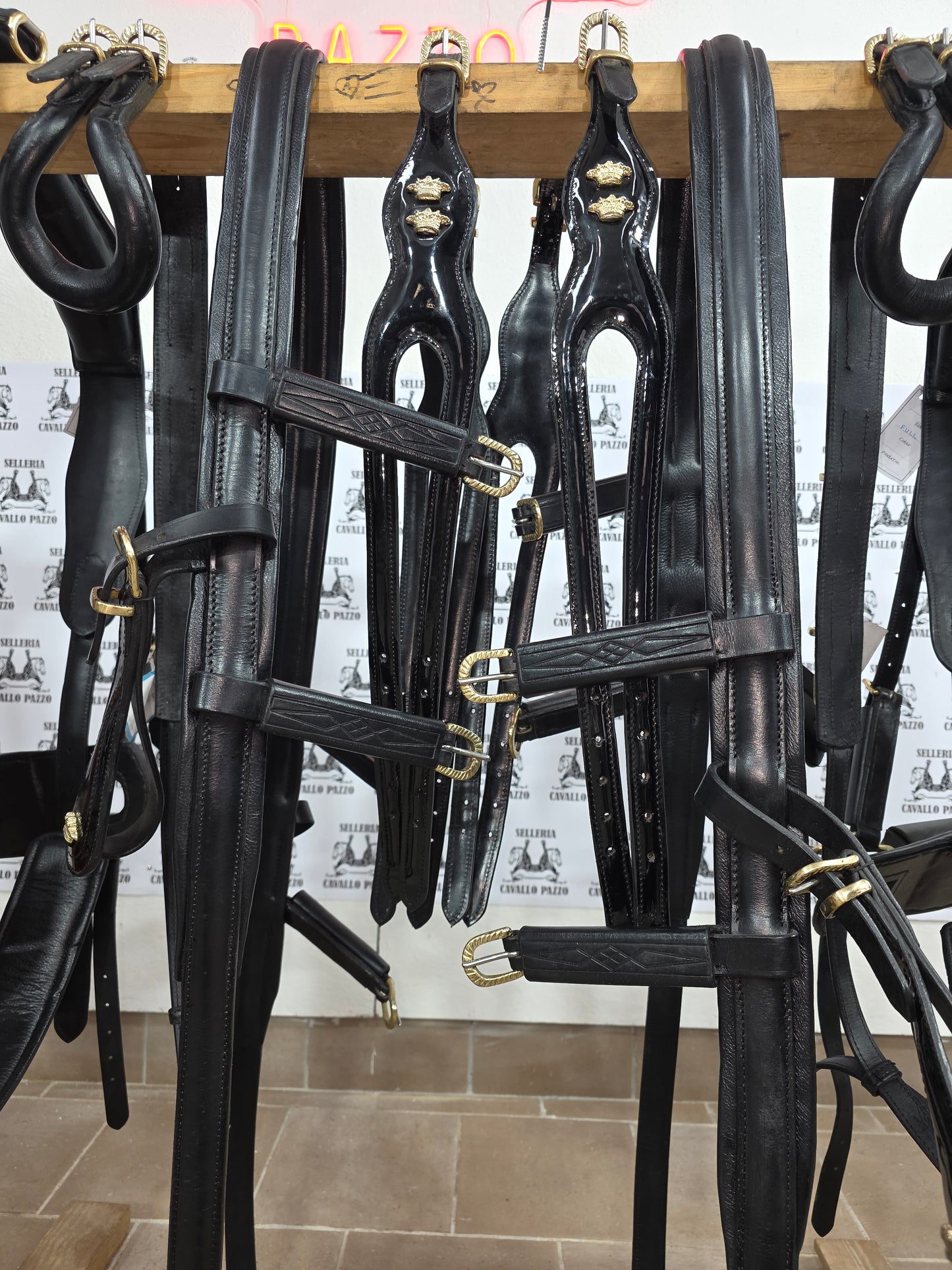 FINIMENTO  IN CUOIO LUCIDO PARTICOLARE E LAVORATO CON PASSANTE UNICO IN CUOIO INCISO / ottone