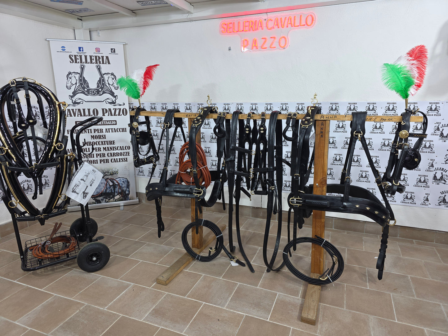 FINIMENTO  IN CUOIO LUCIDO PARTICOLARE E LAVORATO CON PASSANTE UNICO IN CUOIO INCISO / ottone