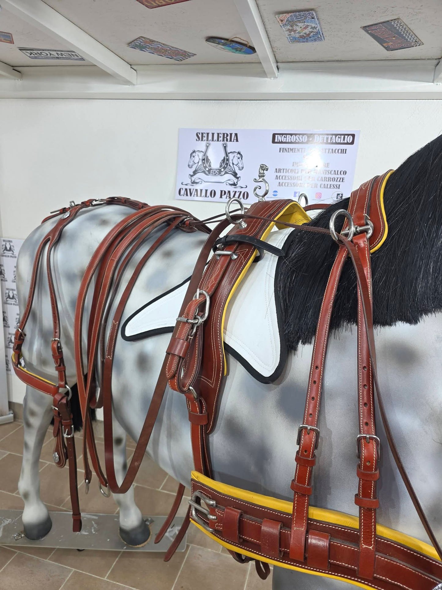 FINIMENTO COMPLETO SINGOLO IN CUOIO COGNAC.PARTICOLARE