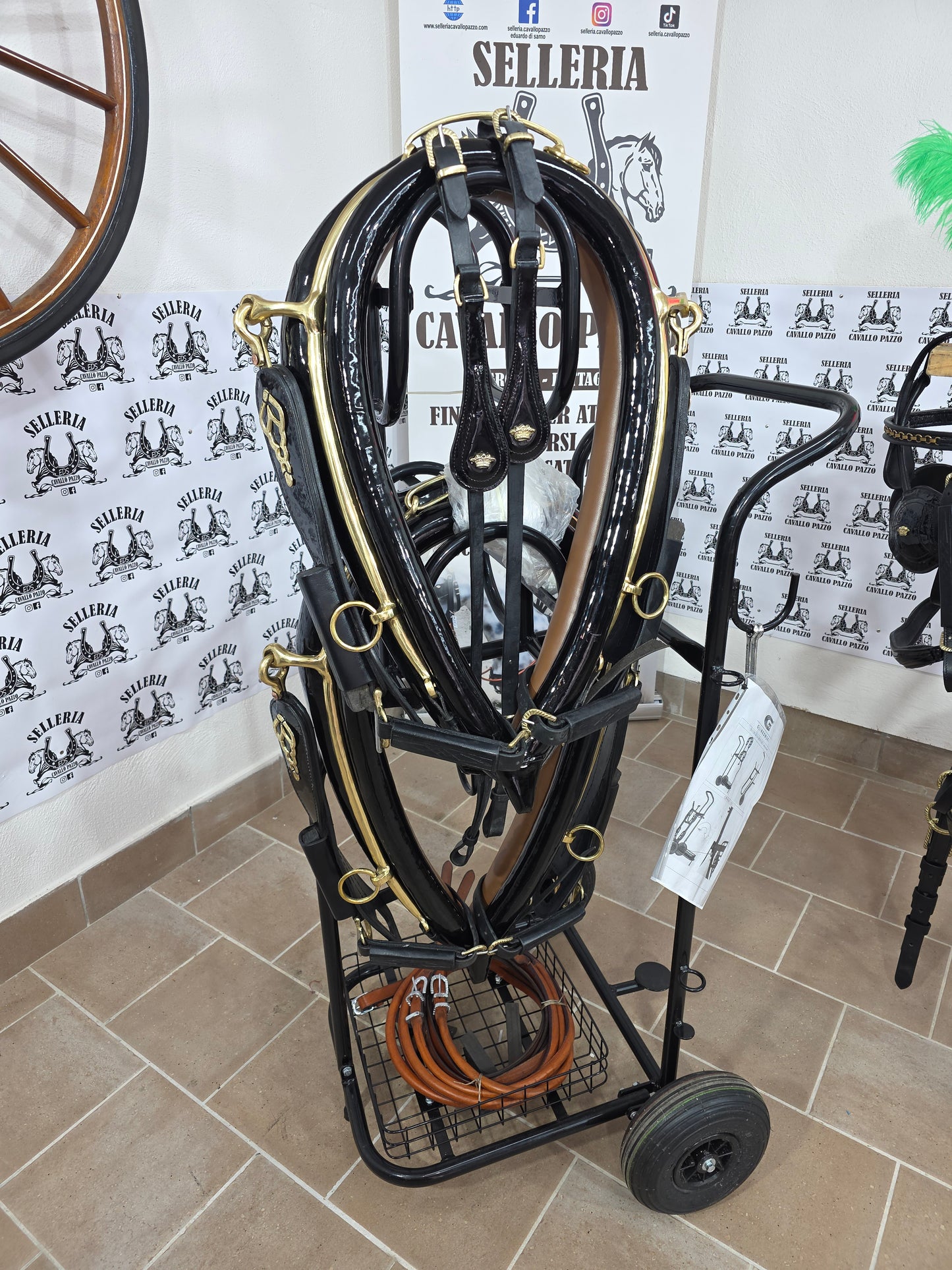 FINIMENTO  IN CUOIO LUCIDO PARTICOLARE E LAVORATO CON PASSANTE UNICO IN CUOIO INCISO / ottone