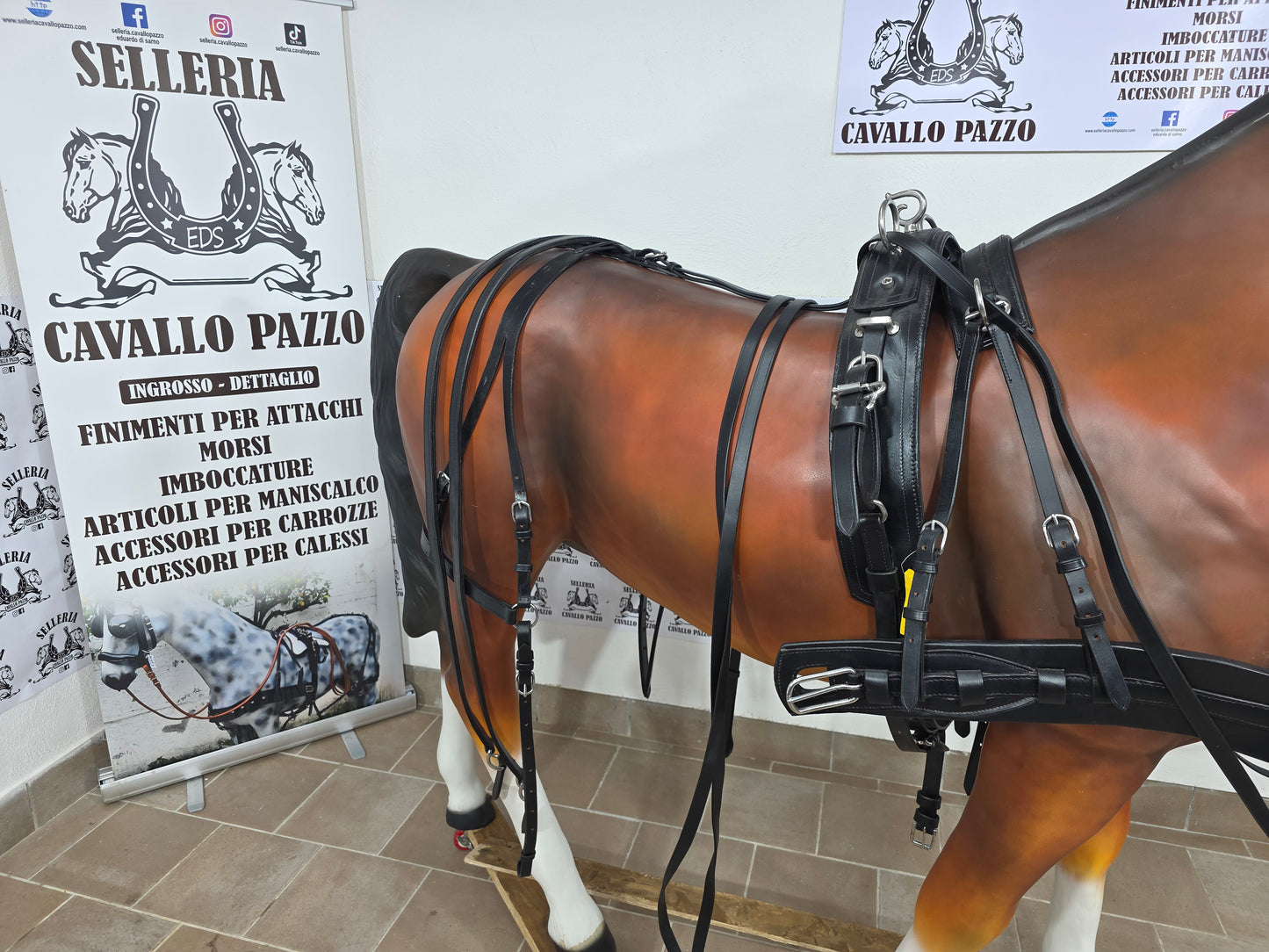 FINIMENTO SINGOLO IN CUOIO NERO O MARRONE