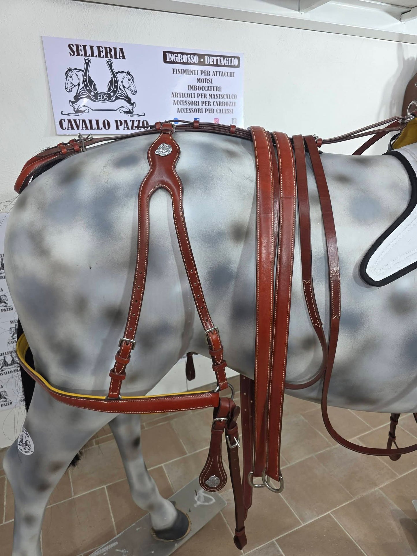 FINIMENTO COMPLETO SINGOLO IN CUOIO COGNAC.PARTICOLARE